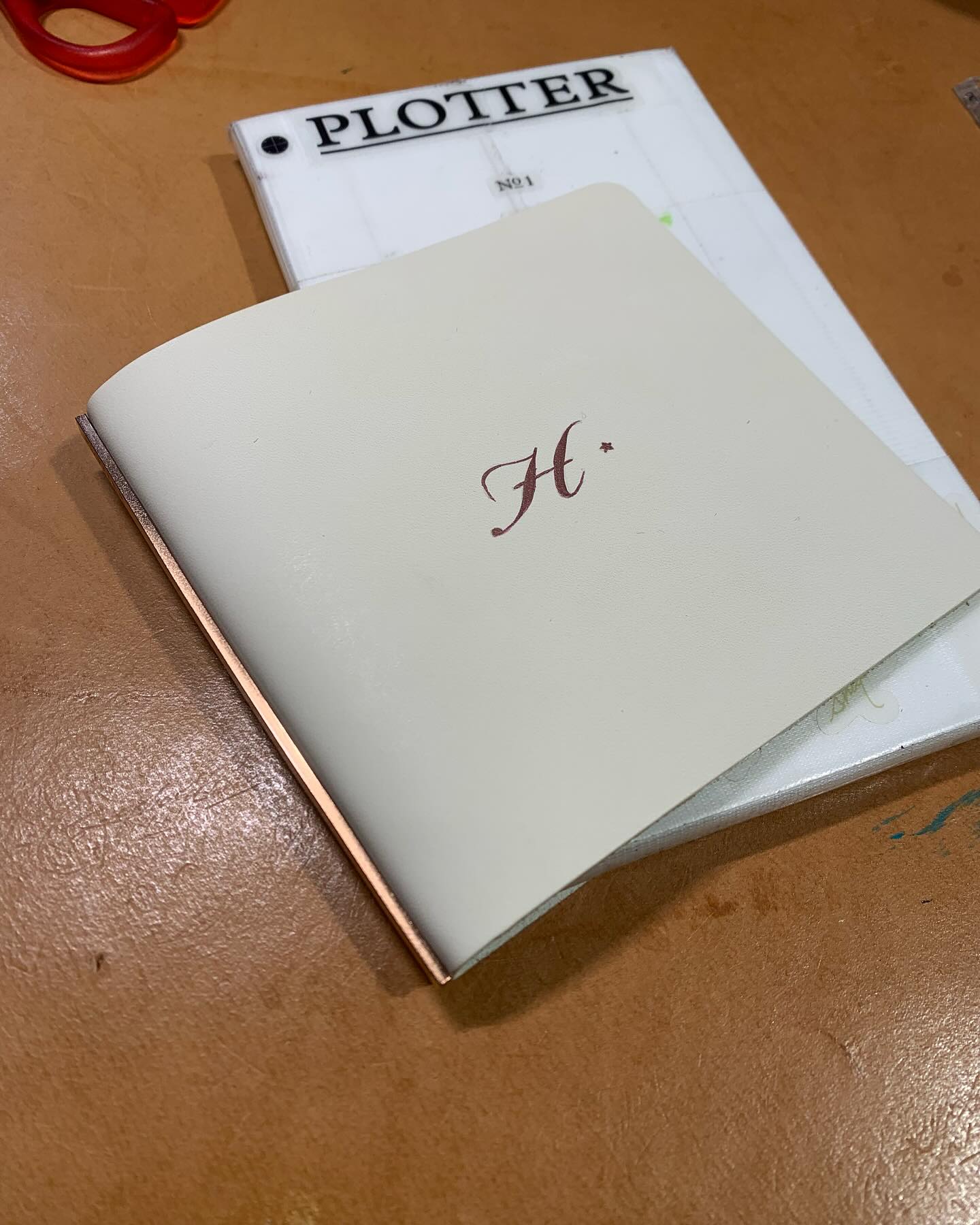 ?️店舗限定販売M5スクエアホワイト ピンクゴールドでHのペイントさせ 