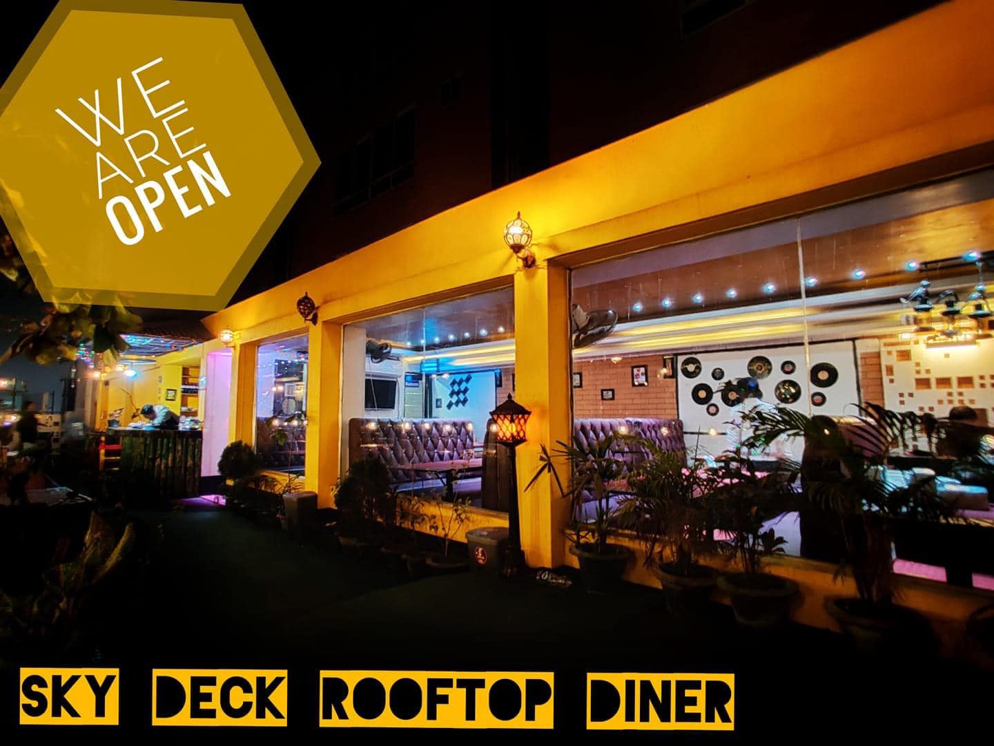SKY DECK Rooftop Diner