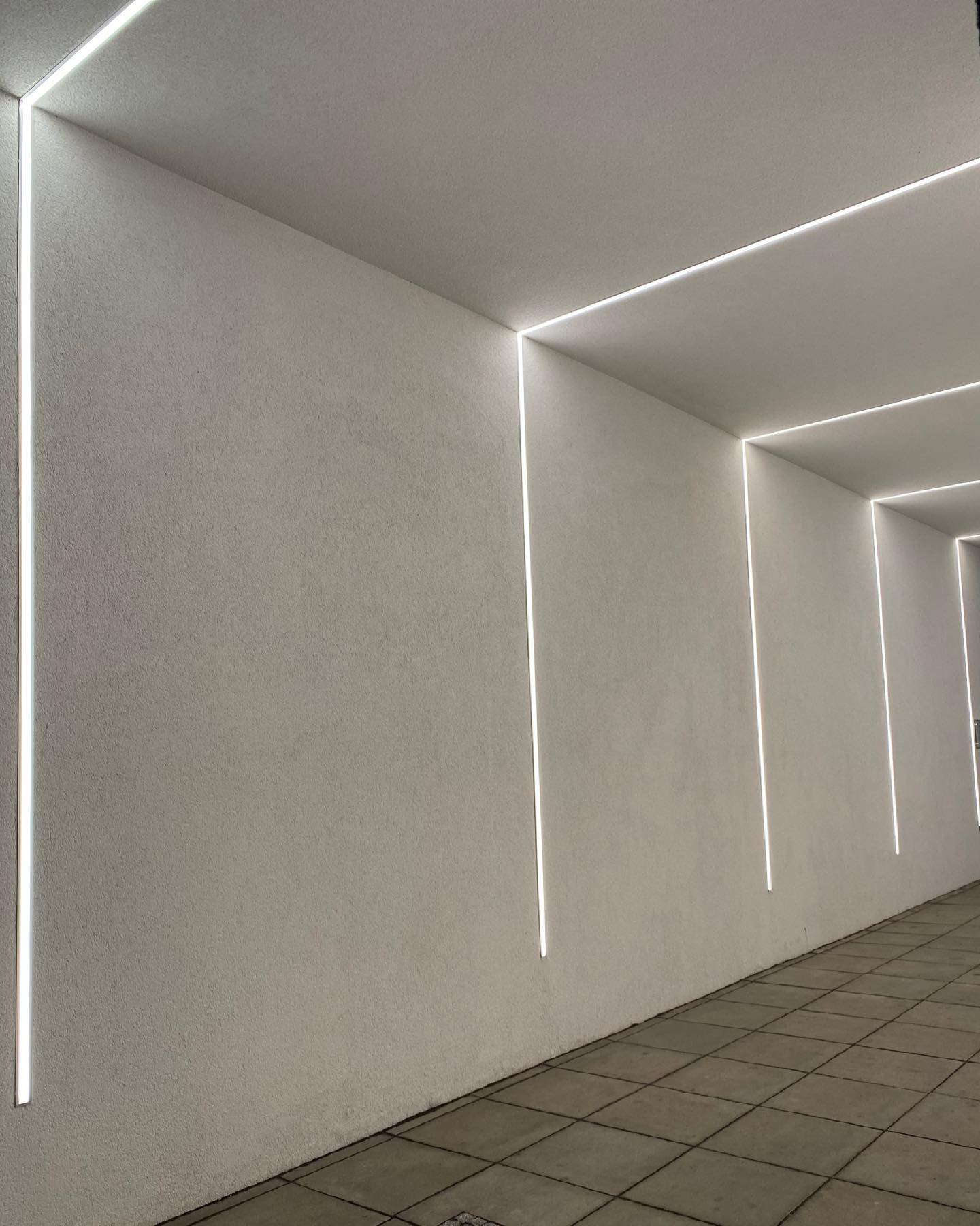 Die Lunox Linearbeleuchtung flächenbündige eingebaut in der Wand und Decke 👌 #lunoxlinearbeleuchtung #linearebeleuchtung #lichtlinie #lichtliniensysteme #ledprofile #trockenbauprofile #flächenbündig #indirektebeleuchtung #indirekteslicht #beleuchtung