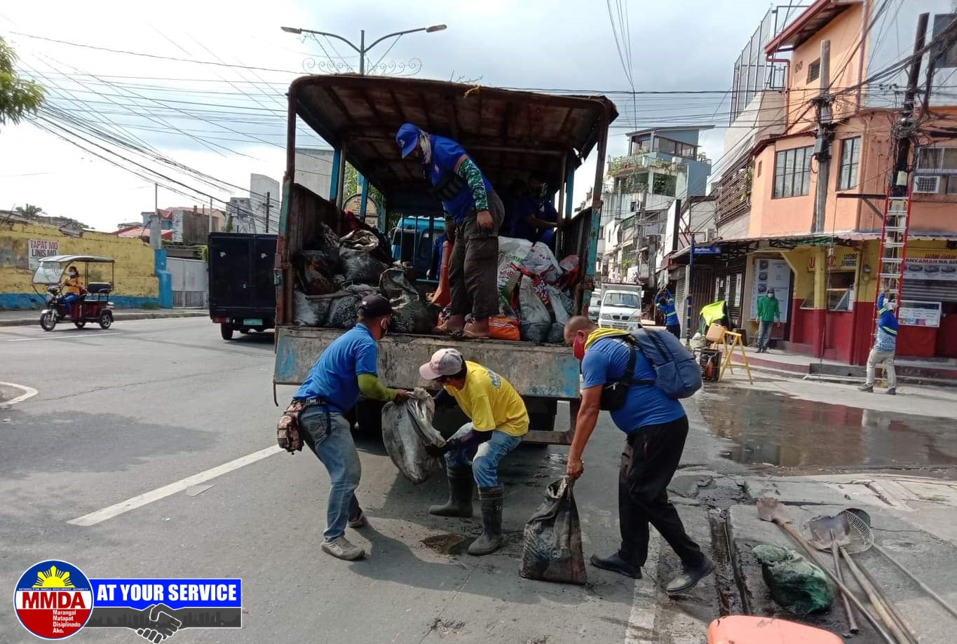 MMDA - MMDA AT YOUR SERVICE Araw-araw ang declogging...