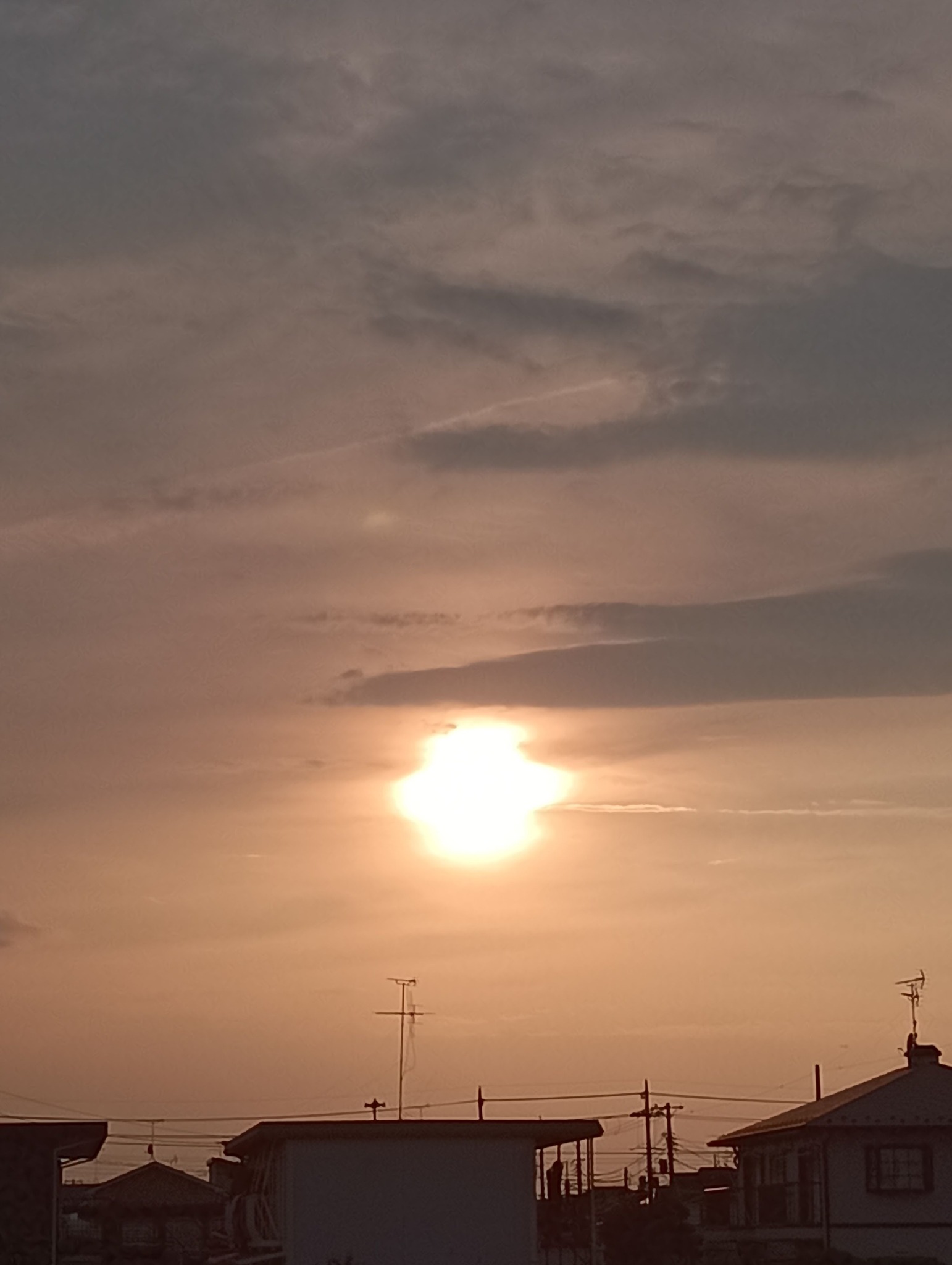 こんばんは！😀 今日の夕陽です。🚶 今日も一日お疲れさまでした