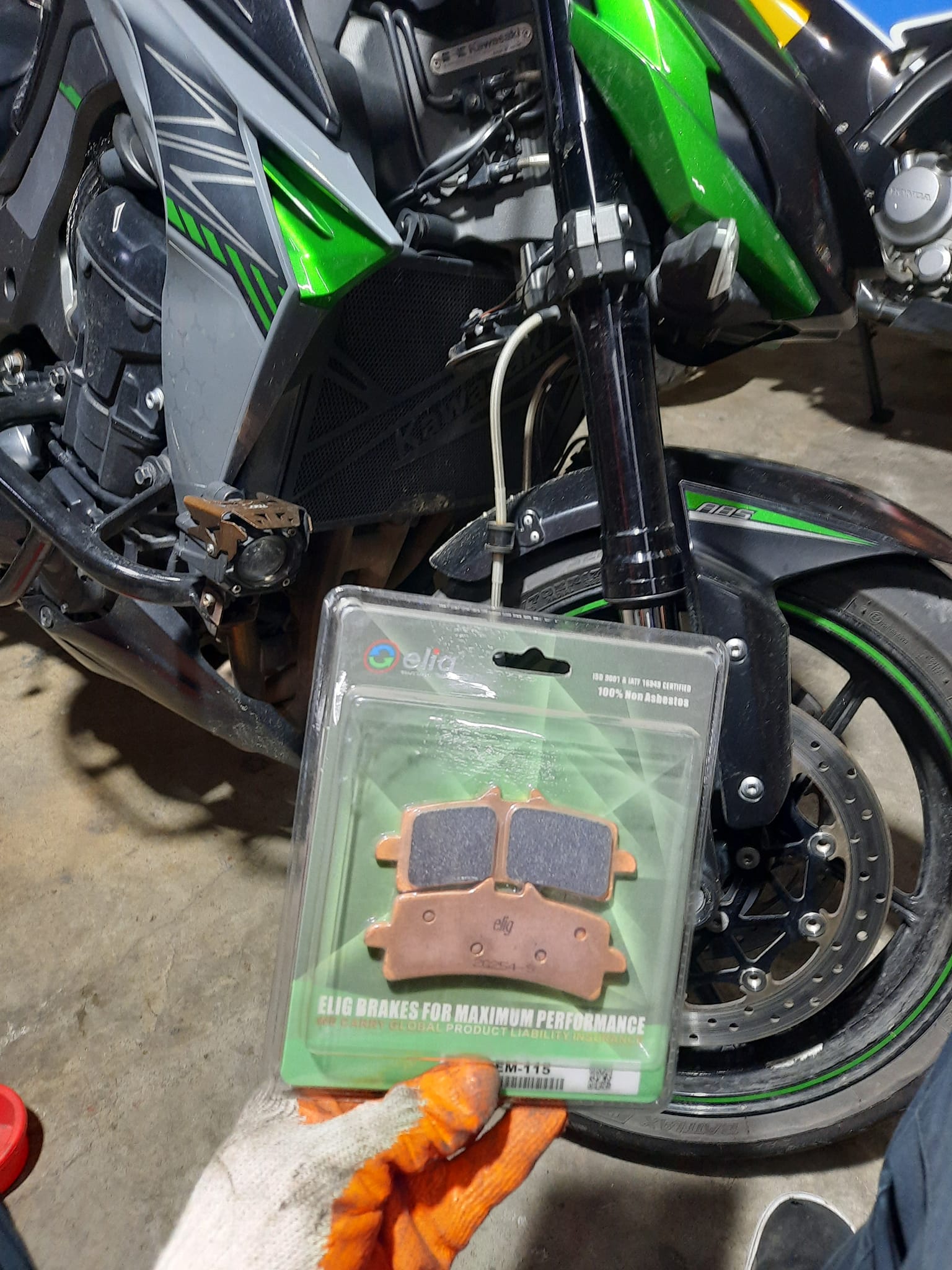 Kawasaki Z1000R front brake pad change before hitting TCH! 🤖 We