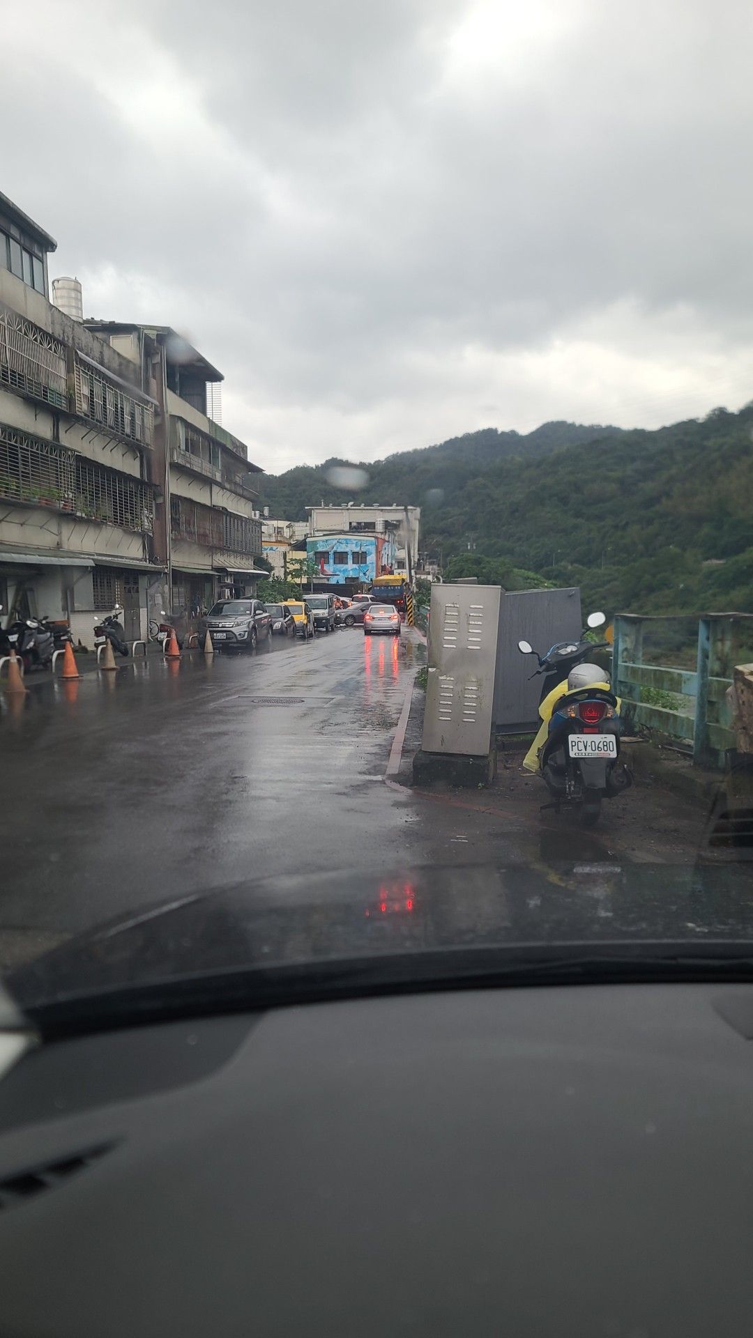 碇內大小事 | 碇內暖江橋這邊施工一大堆砂石車水泥車，車往四腳亭這擠，明明知道河堤旁邊這邊曾經有土石鬆動一次一來就是... | Facebook