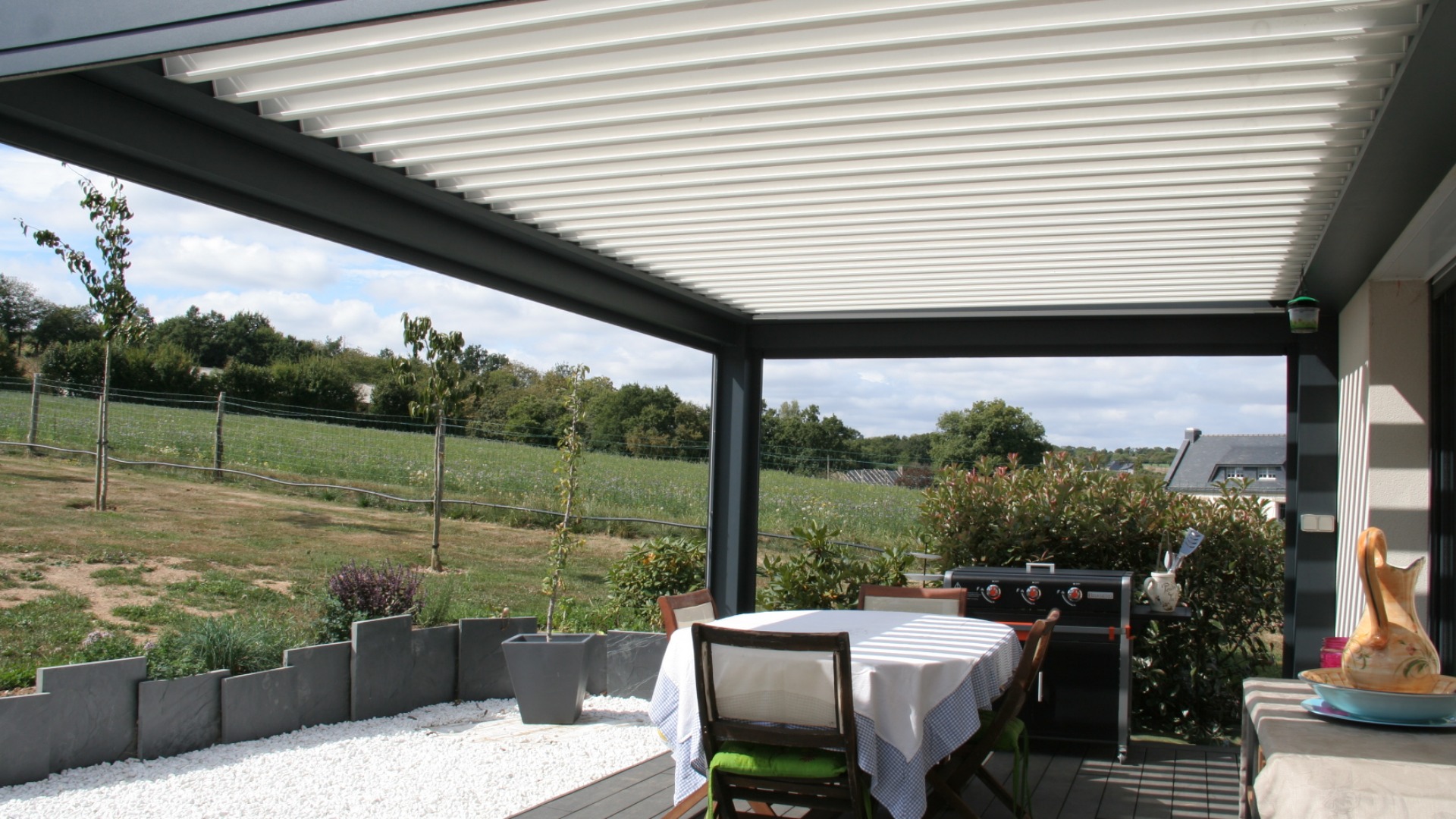 La pergola, cette petite construction de jardin faite de poutres ...
