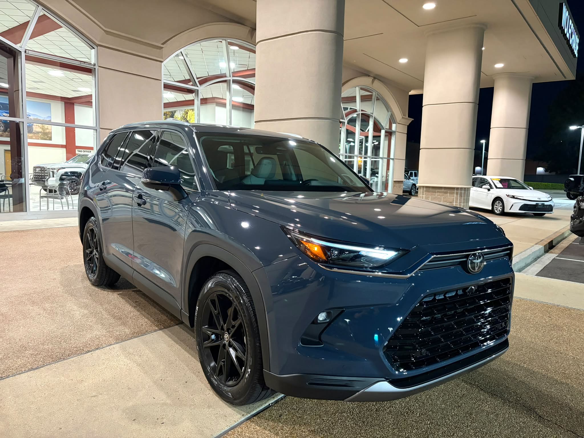 We just got this 2022 Moon Dust Toyota Highlander Limited with