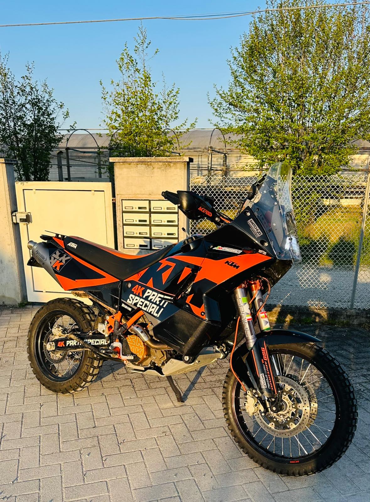 KTM 950 with M2Spring and 4K Speciali suspension upgrade