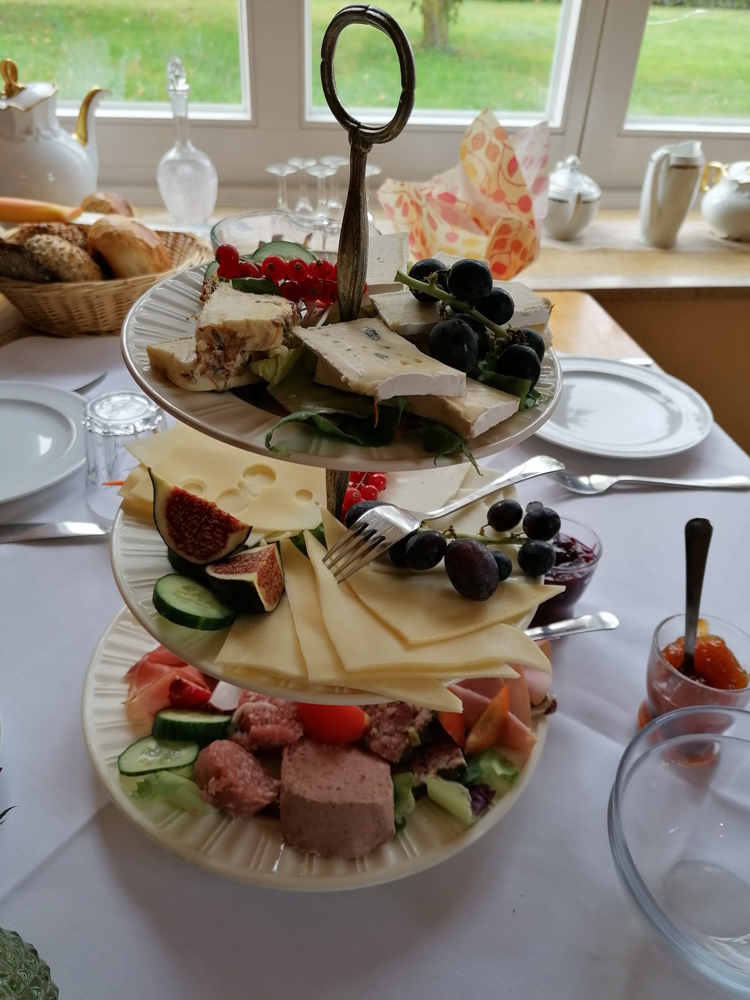 Auch an diesem Sonntag gibt es wieder unser Wohnmobilfrühstück. Unser Frühstück beinhaltet, Marmelade selbstgemacht, unser selbstgebacknenes Brot,Brotchen, Aufschnitt, Käse, Fisch, Rührei, Obstsalat Quark, Orangensaft und 1 Glas Sekt. Heißgetränke