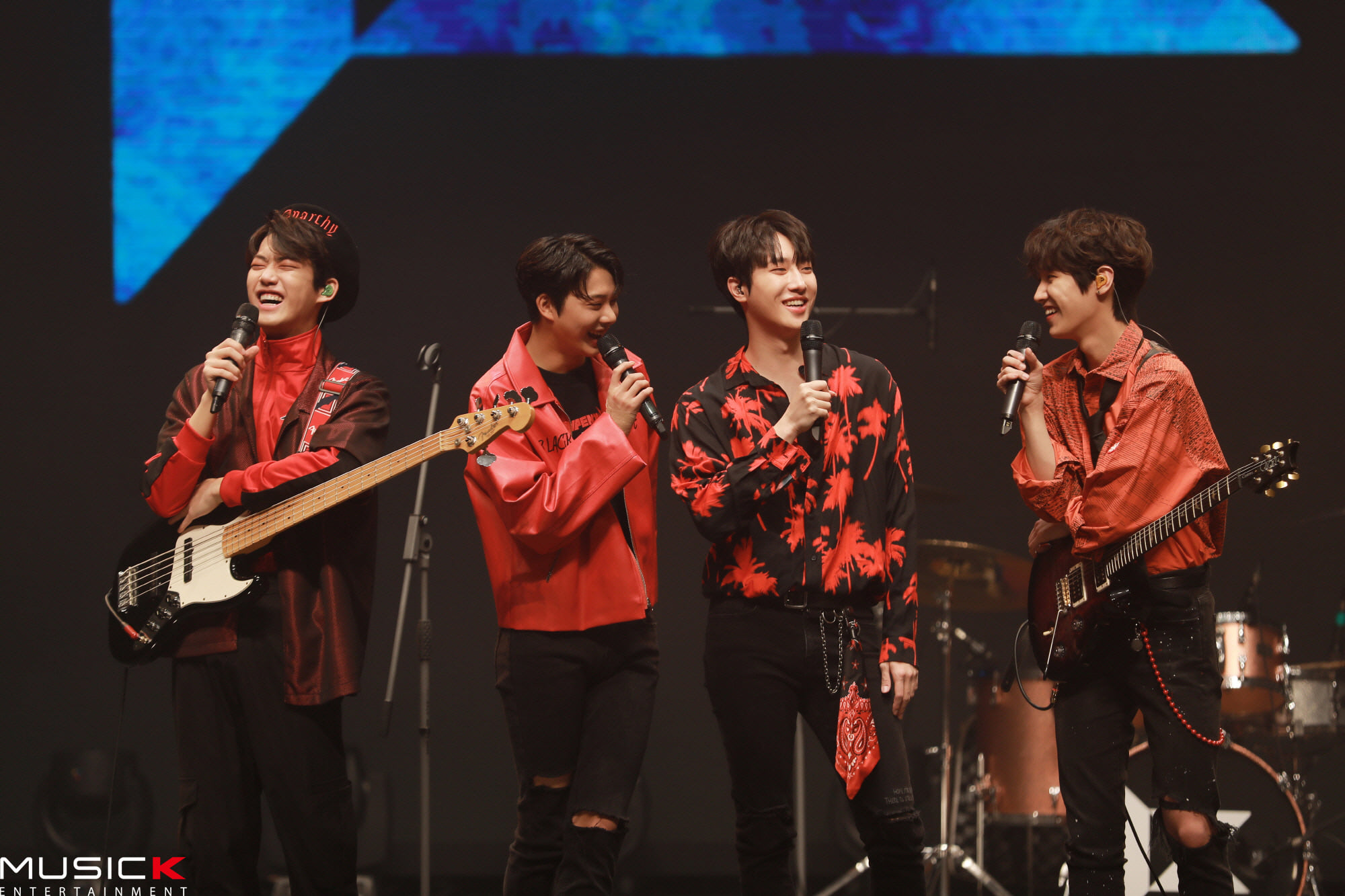 아이즈 IZ - [#아이즈] #NAVER_POST ⠀ 무대 위 열일하는 우리 아이즈 구경오세요'3'... | Facebook
