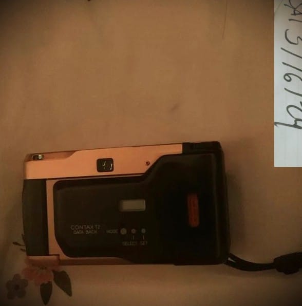 Does the GD-2 data back record what lens is mounted? Or just the