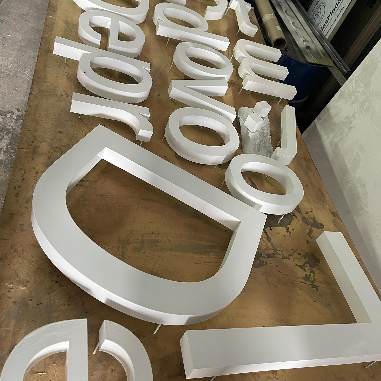 Letras formadas con luz directa e... - Sign Systems, S.A.