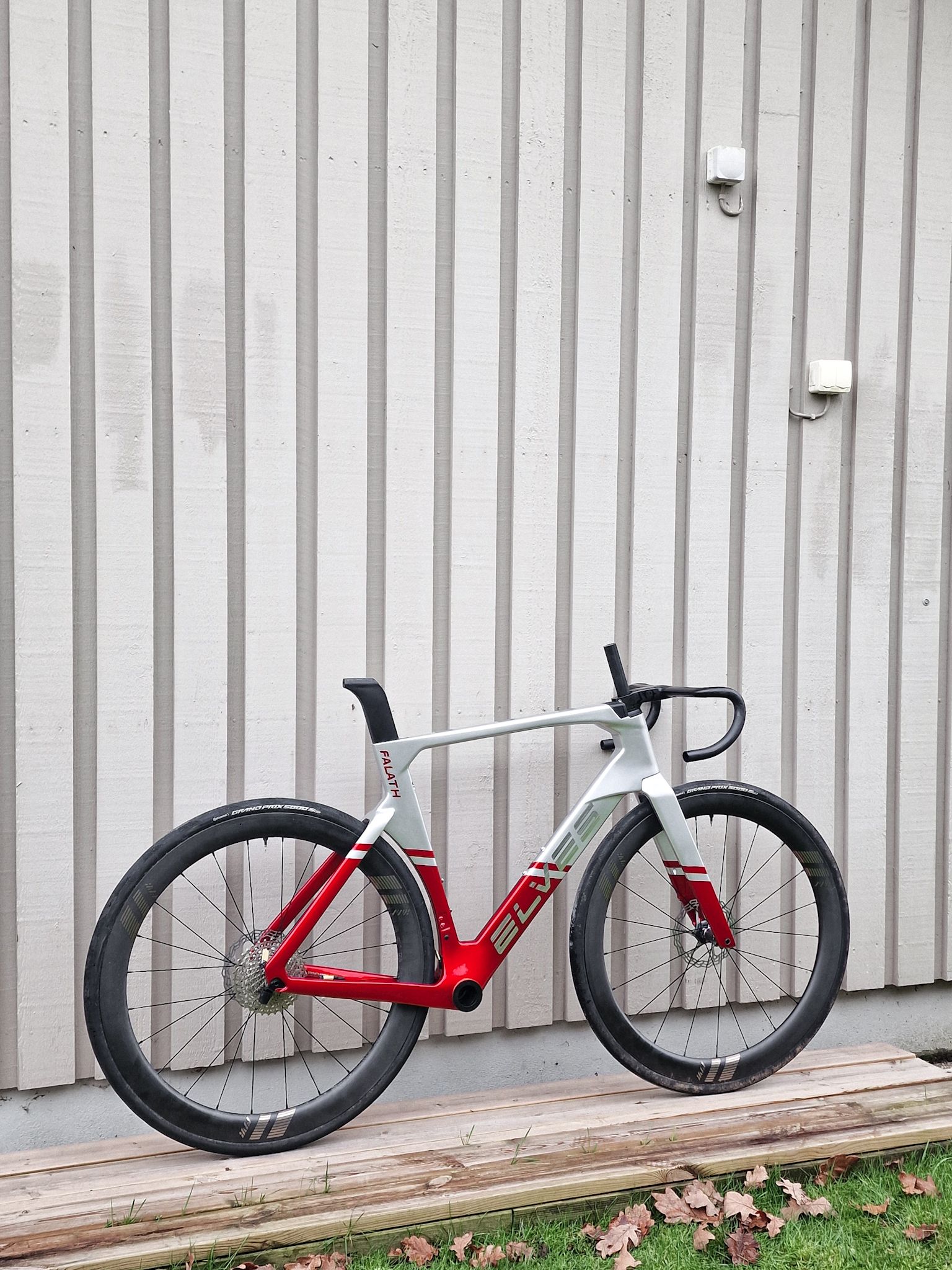 Elves Falath Evo roadbike build with Avian Falcon handlebar and