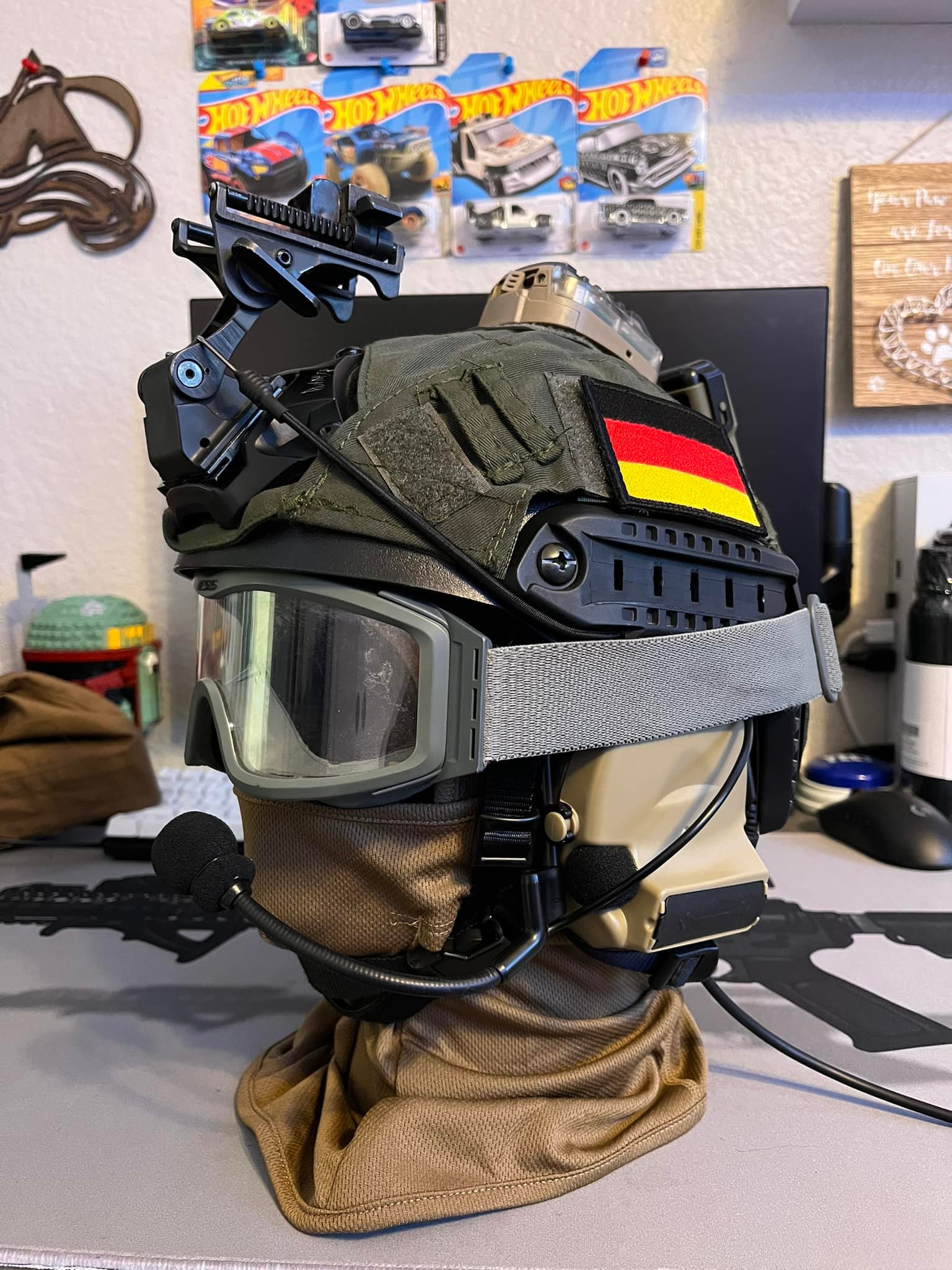 airsoft fast mt helmet wish Tactical Multifunctional MICH 2000 ACH with Transparent Visor NVG Bracket and Side Rails for Outdoor Sports Such As CS Games : Sports & Outdoors The word FLUX is an acronym for Future SPT Face Shield for FAST