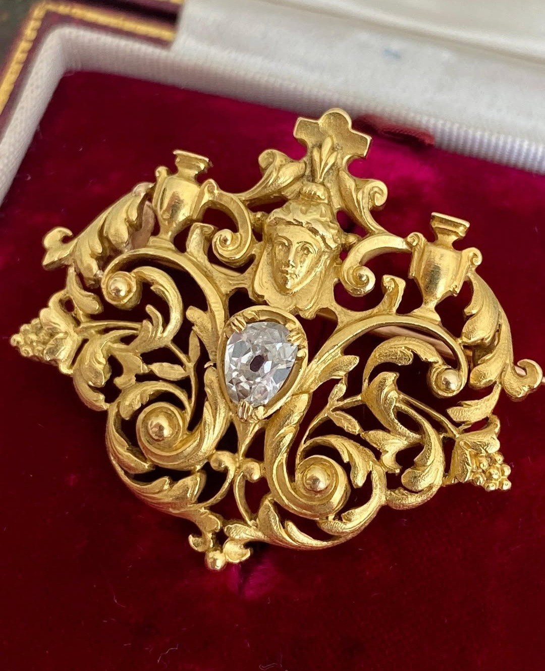 Broche Ancienne En Forme De Houx - Plaque Or Galvanisé, Marque JXO