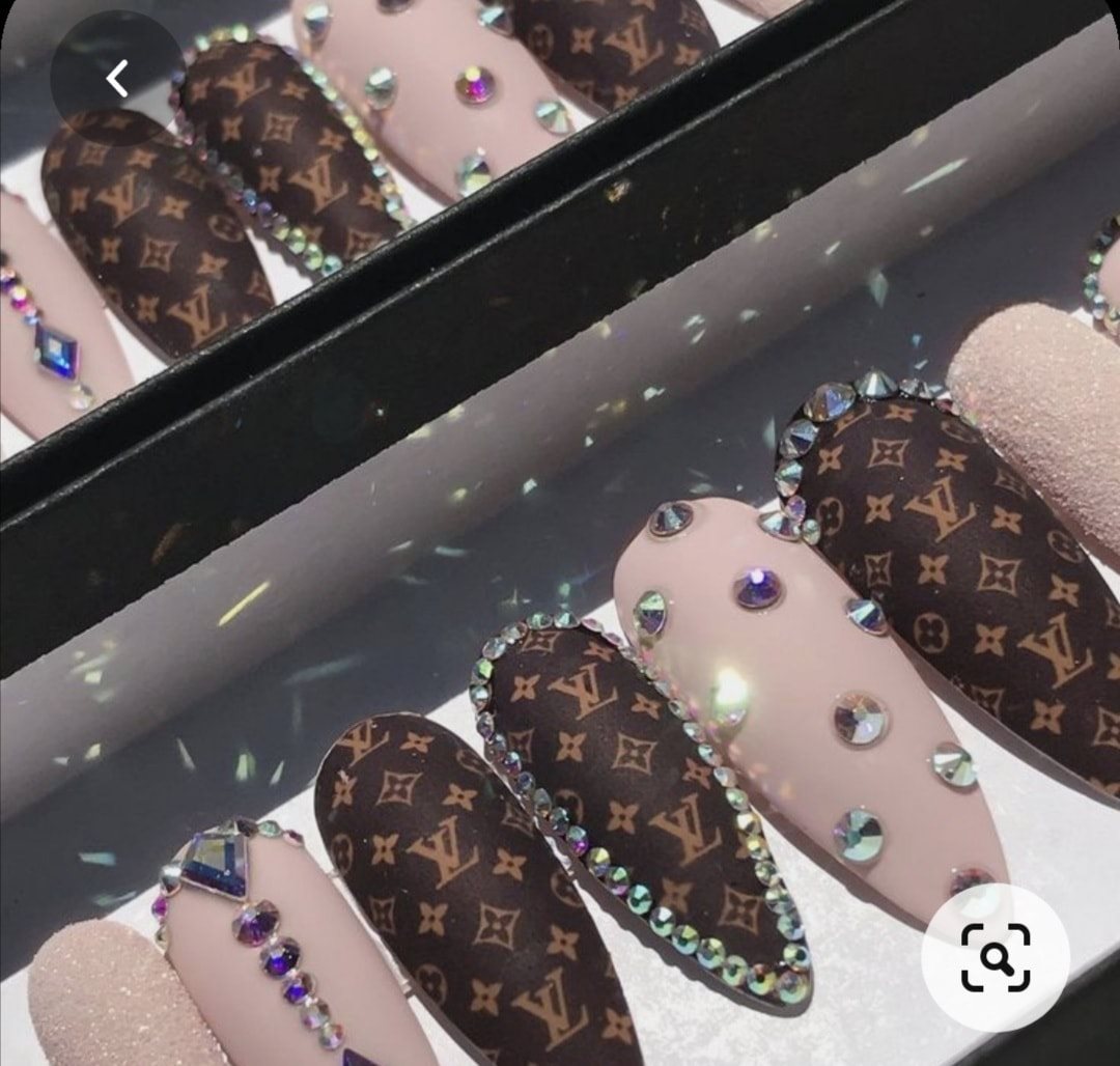 We offer a wider range of branded nail sets, such as this Louis