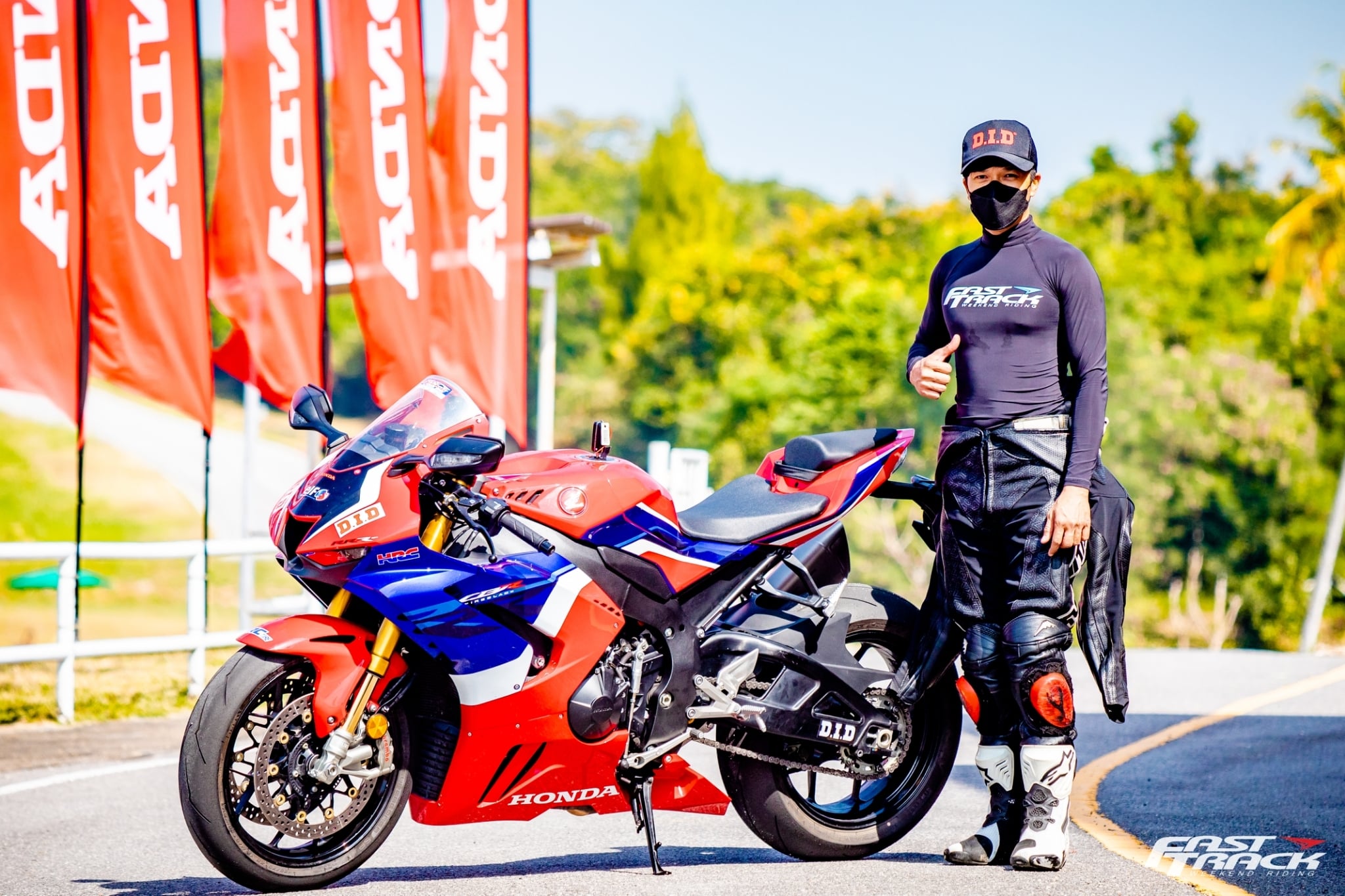 ไม่พูดเยอะ ใส่แล้ว มันก็จะหล่อๆ... - FastTrack Weekend Riding | Facebook