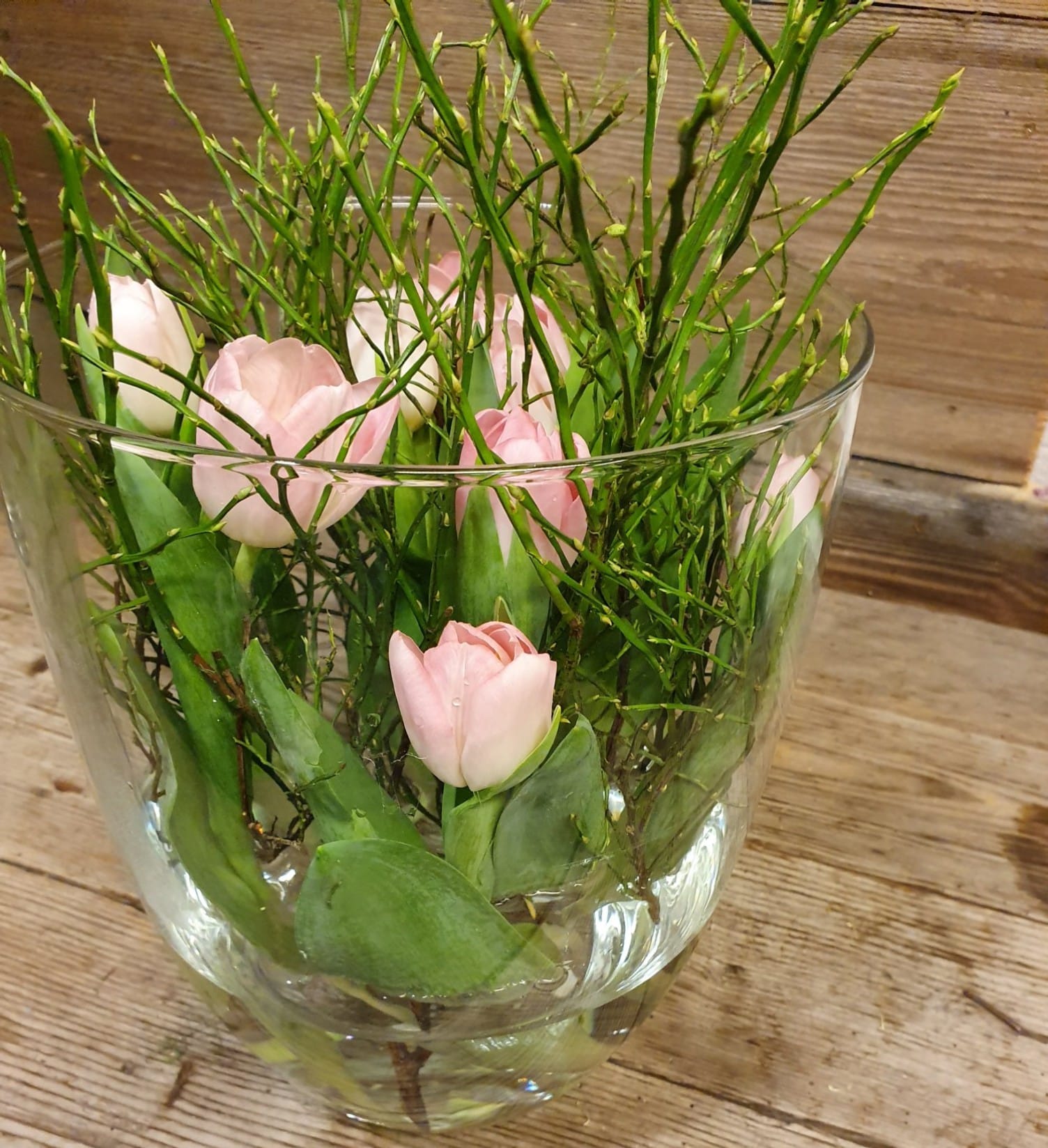 Tulpen im Glas.... Schnelle & einfache Idee... https://www.floraline.ch/ tulpen-im-glas-deko-idee-fruehling