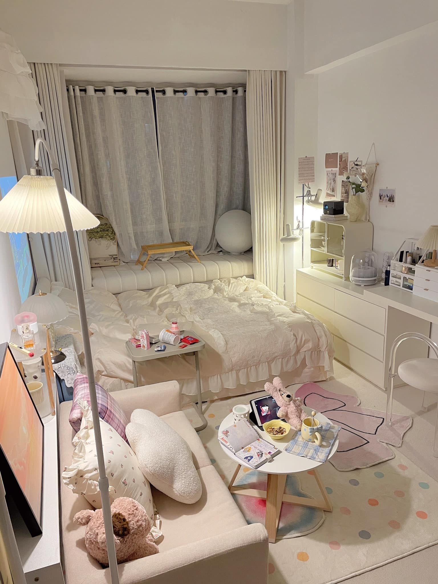 MyMinimal - ไอเดียจัดห้องนอนสไตล์มินิมอลคลีนๆ ใช้ผนังสีขาว-ครีมไฟวอร์ม ...