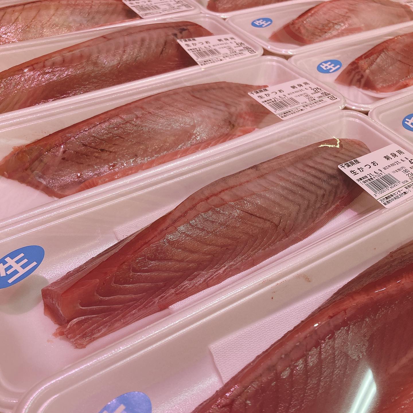 万代島鮮魚センター 今年はなんとカツオが豊漁なんだそうです お刺身やタタキがたっぷり売り場にも並んでいます Facebook