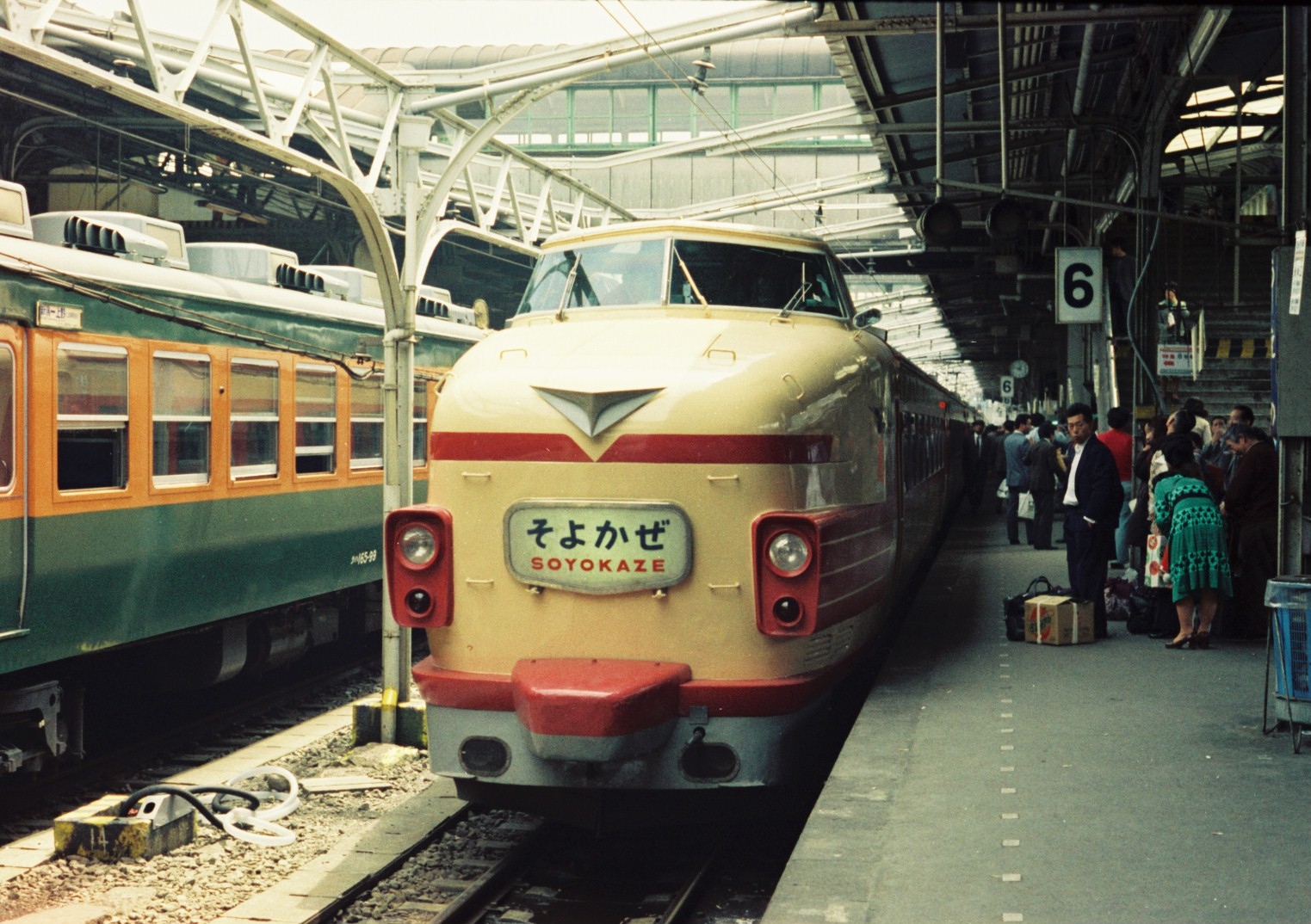1975年4月26日、上野駅 181系「そよかぜ」の顔4態