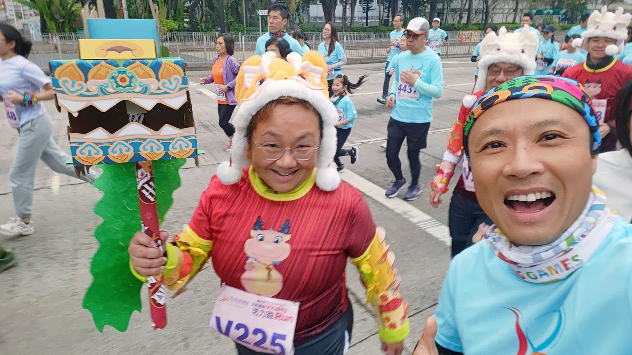 剛剛看到相關報導，才知道活力跑當日我邊跑邊讚「好正」的原來是九龍城民政代表隊😅。... - 張展鵬 Edwin Cheung | Facebook