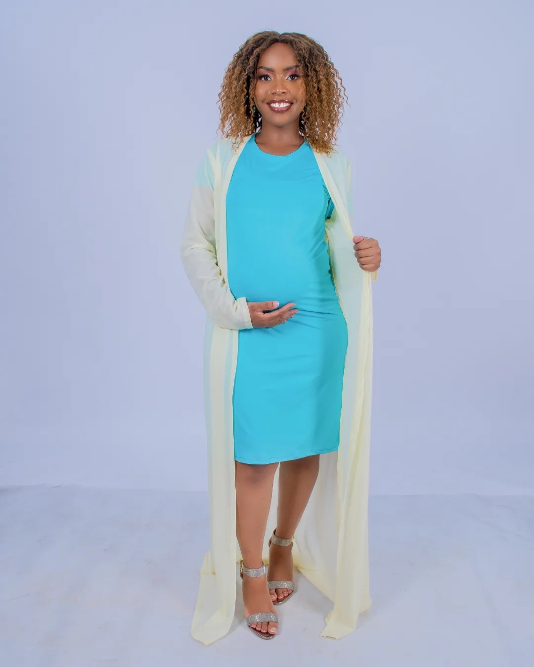 Bodycon dress paired with a kimono. For all maternity and nursing wear essentials Whats app us on 0758825903 #matetnity #maternityattires # pregnancy #style #fashion #maternity fashion #maternitystyle #maternitywear #maternitydress #ig #fashionlover 