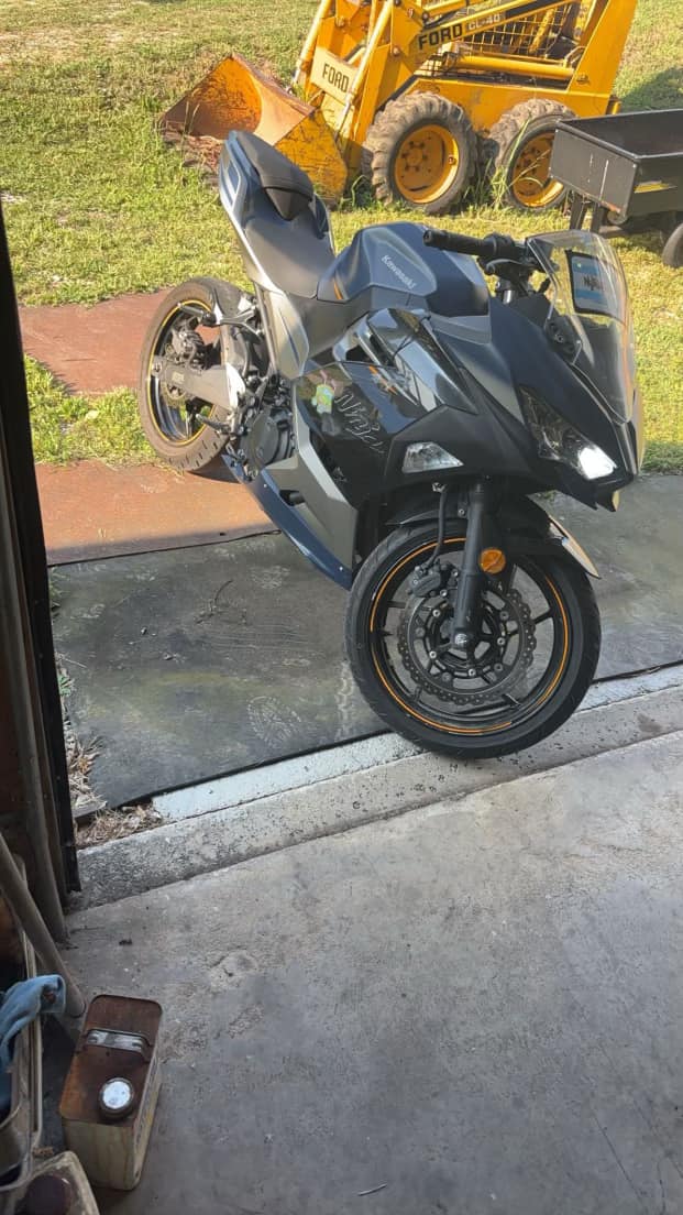 Stolen 2022/23 Kawasaki 400 bike with right side damage