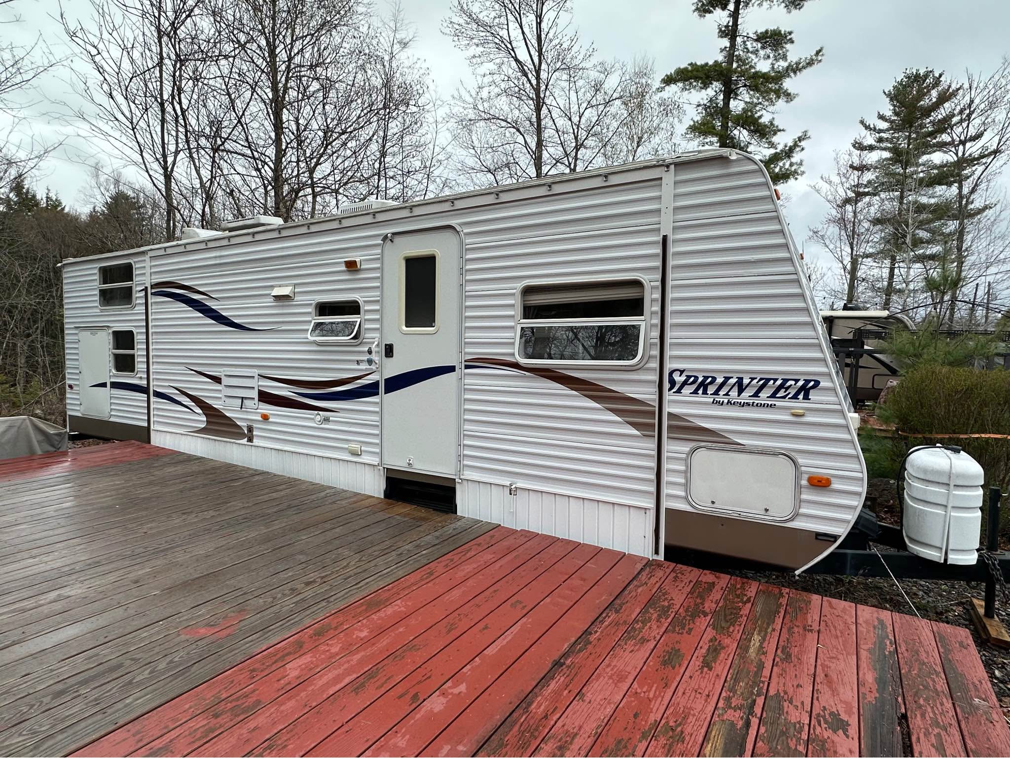 2005 Keystone Sprinter 303BHS camper with 12X20 screen room. The deck ...