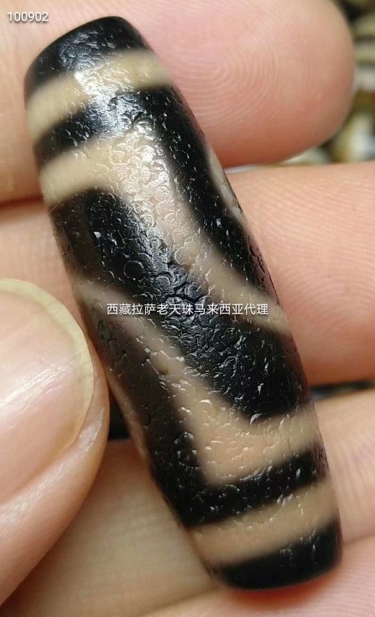 顶级朱砂天珠，老二眼，高密而沉稳，看到有点偏红色，是因为这颗天珠是