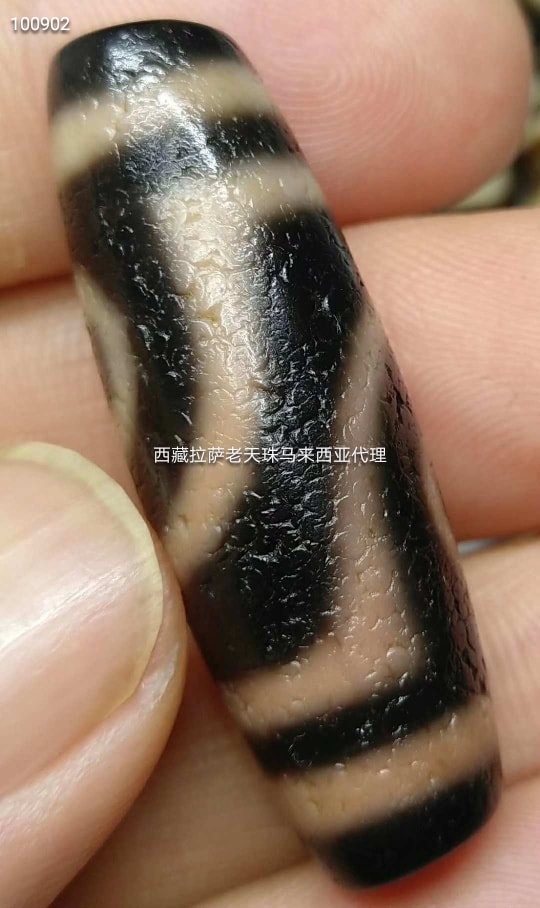 顶级朱砂天珠，老二眼，高密而沉稳，看到有点偏红色，是因为这颗天珠是