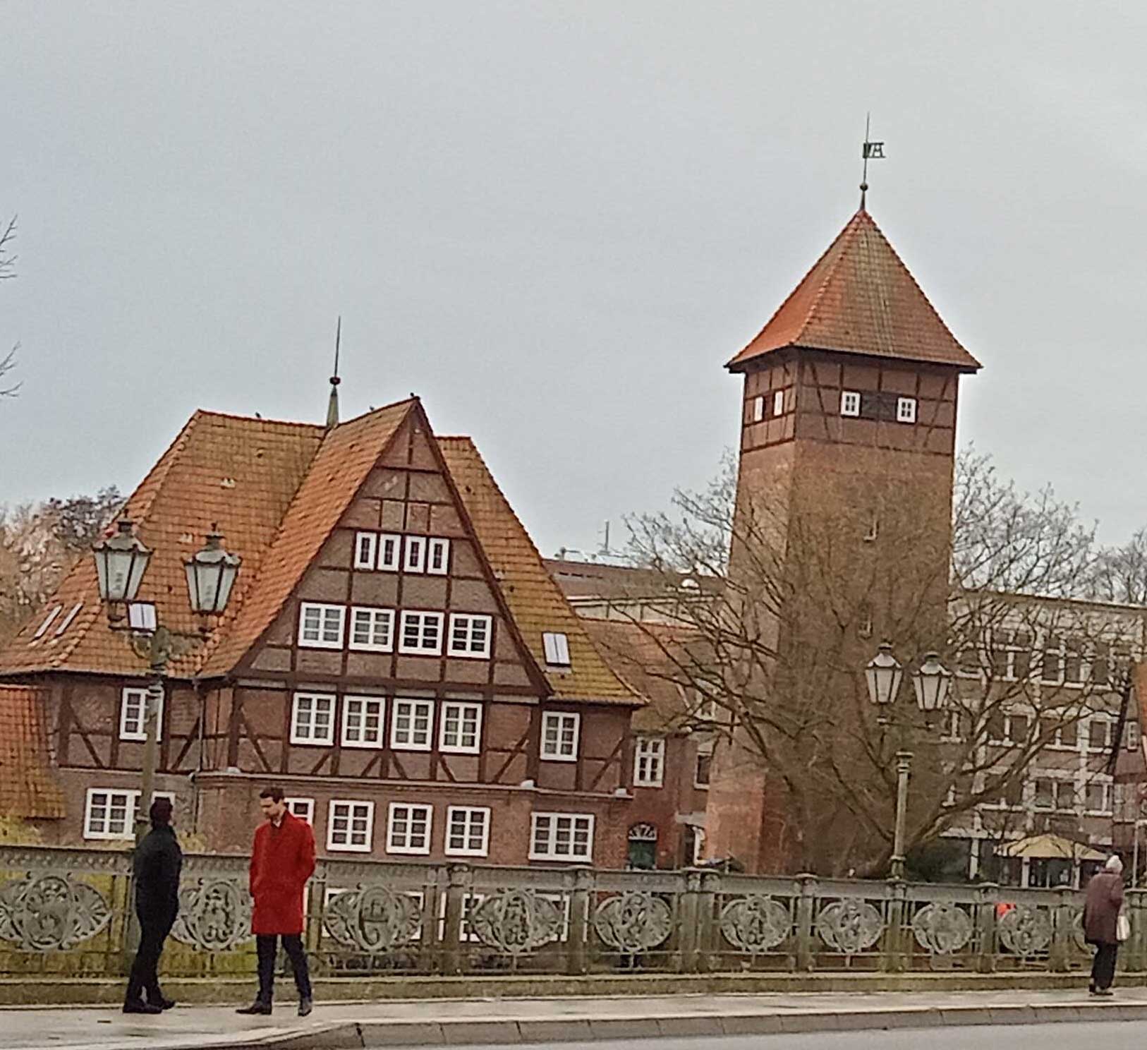Und auch in dieser Woche wurde wieder fleißig in der Innenstadt von Lüneburg gedreht. Diesmal mit Mo und Julian (und anderen). Was genau da gedreht wurde, verrate ich lieber nicht. Sonst ist