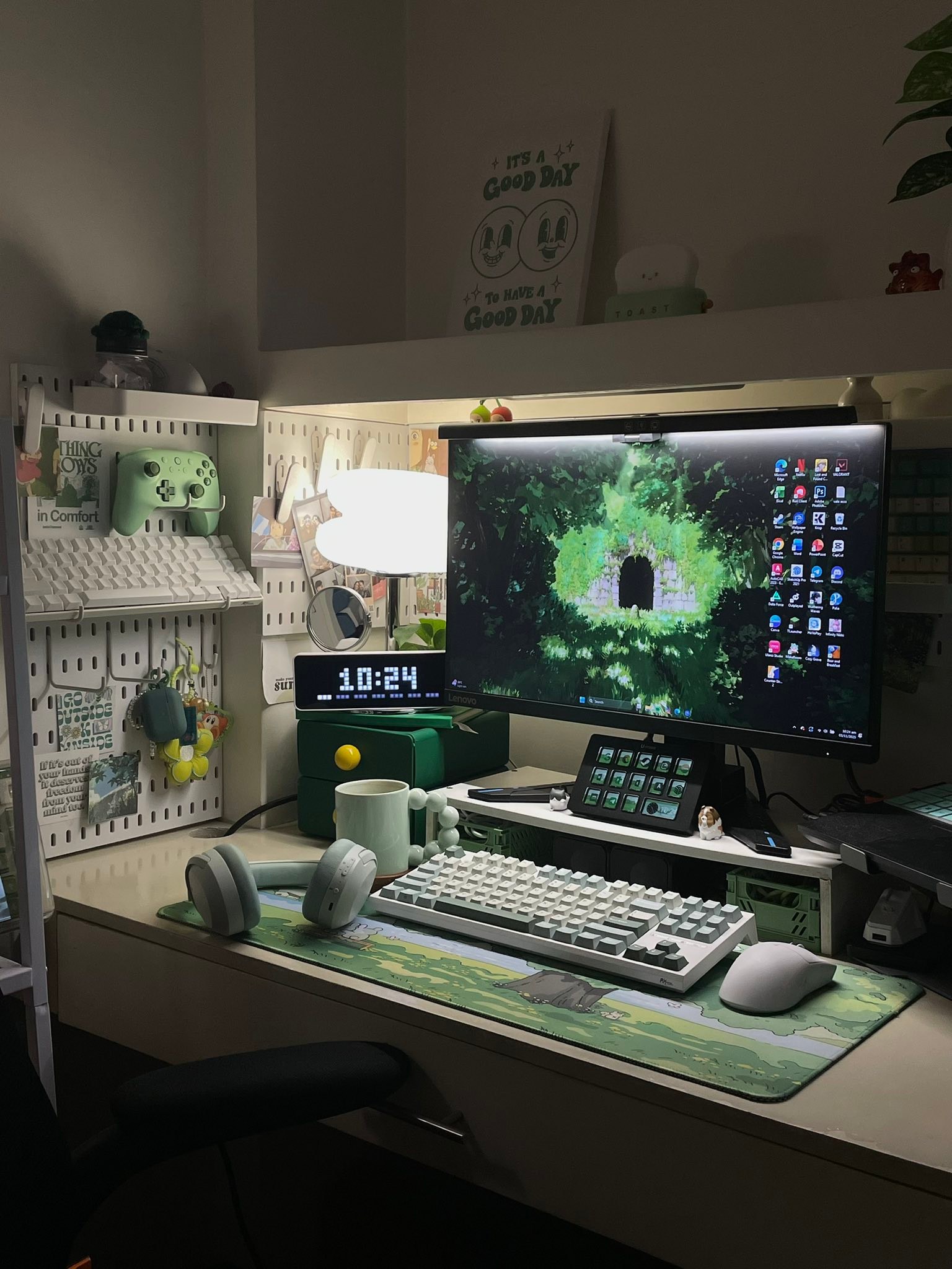 Workspace Setup Addicts | tuesday setup 🌧️🌱 | Facebook