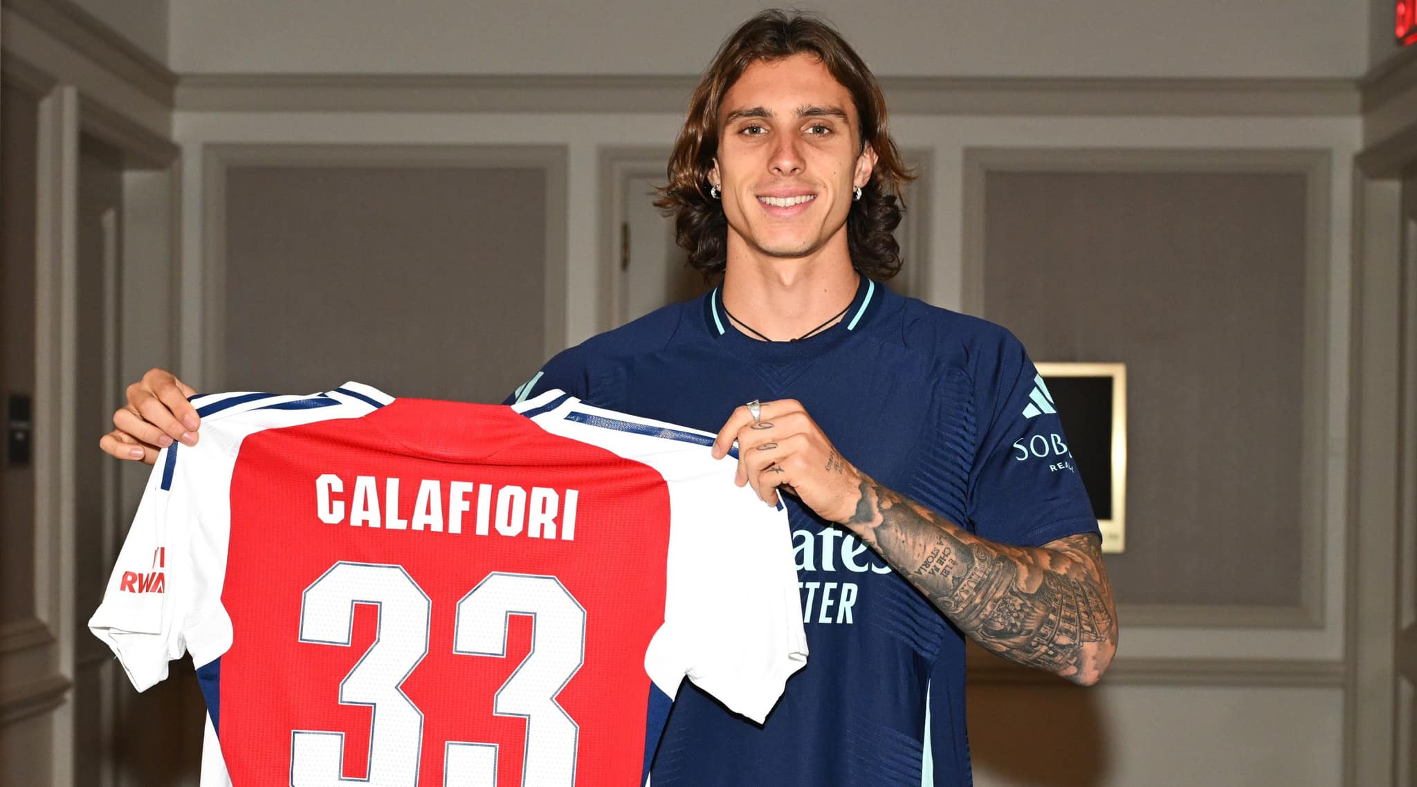 Riccardo Calafiori joins Arsenal with number 33 jersey