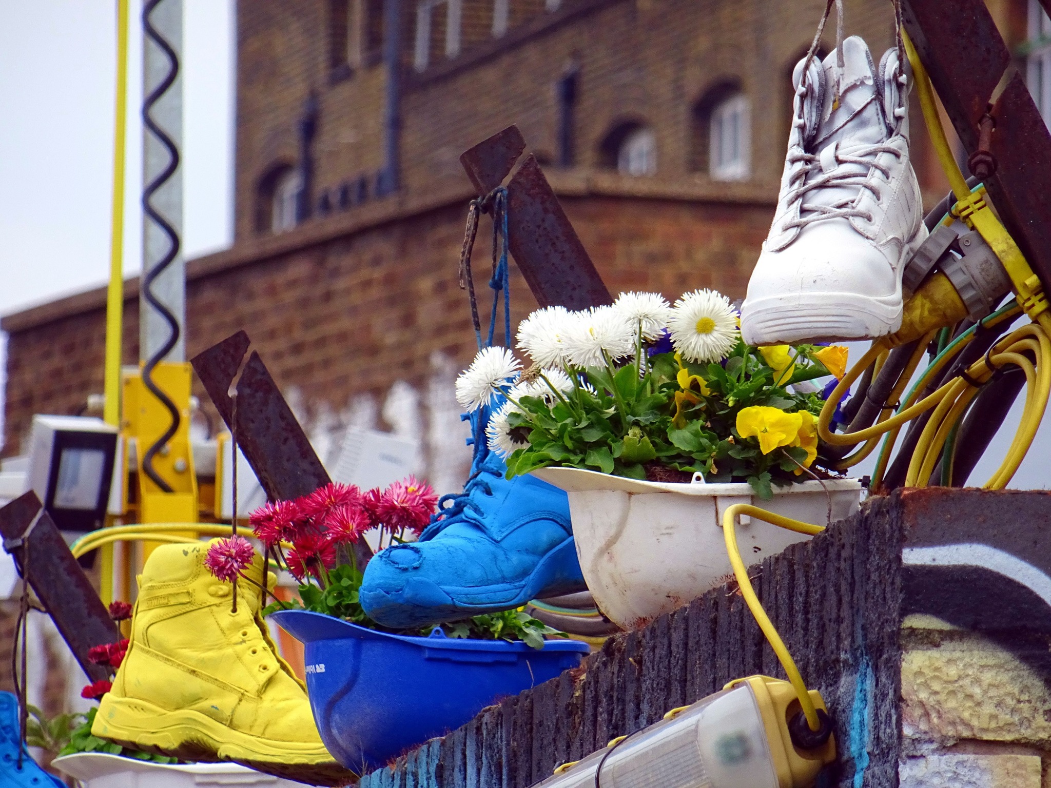 Artists Using Discarded Stuff ~helping the planet one artwork at a time ...