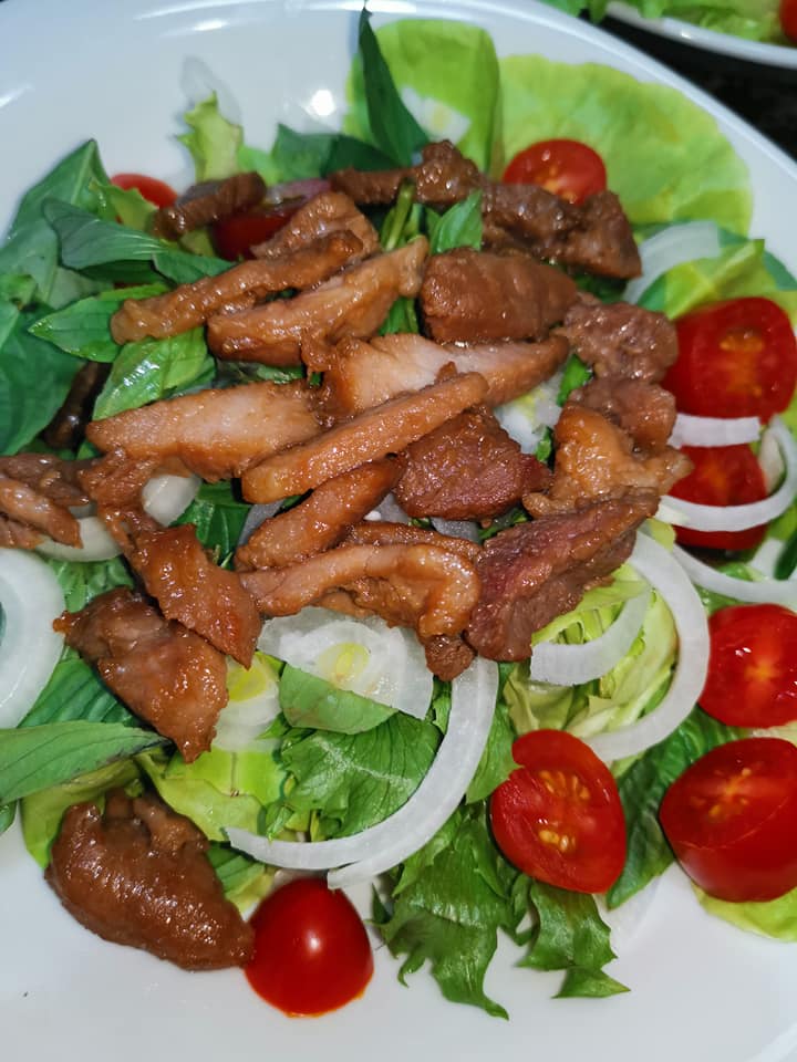 Kin-Kan - คิดอะไรไม่ออก เมนูง่ายๆ สลัดหมูย่าง Kin-Kan...