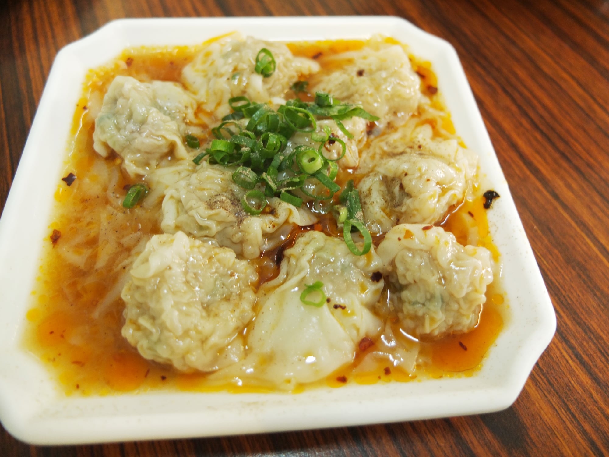 跟著凱南瘋旅遊 - 餐檯前正好看到店家在製作紅油炒手，動作俐落熟練，醬料的調配比例都由老闆自行掌握控制。紅油炒手是老闆...