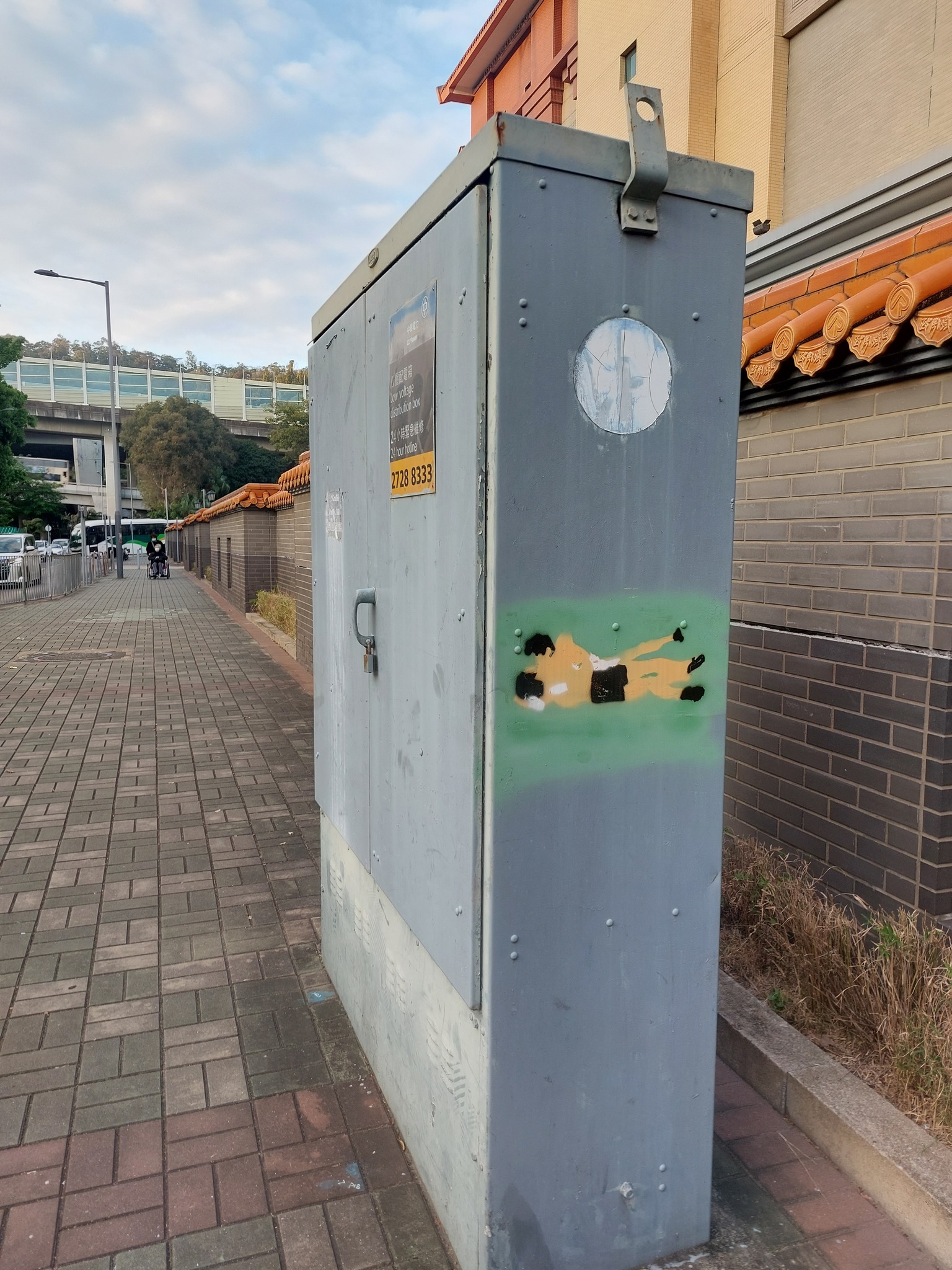 認識香港 始於腳下 - 有趣的香港街景：電箱上的這幅圖，令你想起哪套香港電影呢 ? #香港電影 #春光乍洩... | Facebook
