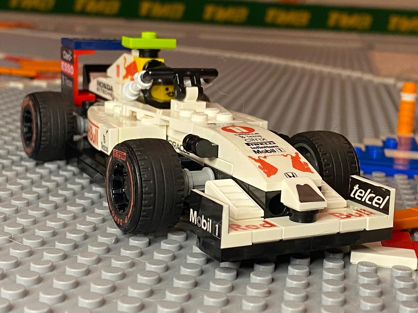 Building the Japanese GP White Bull Lego F1