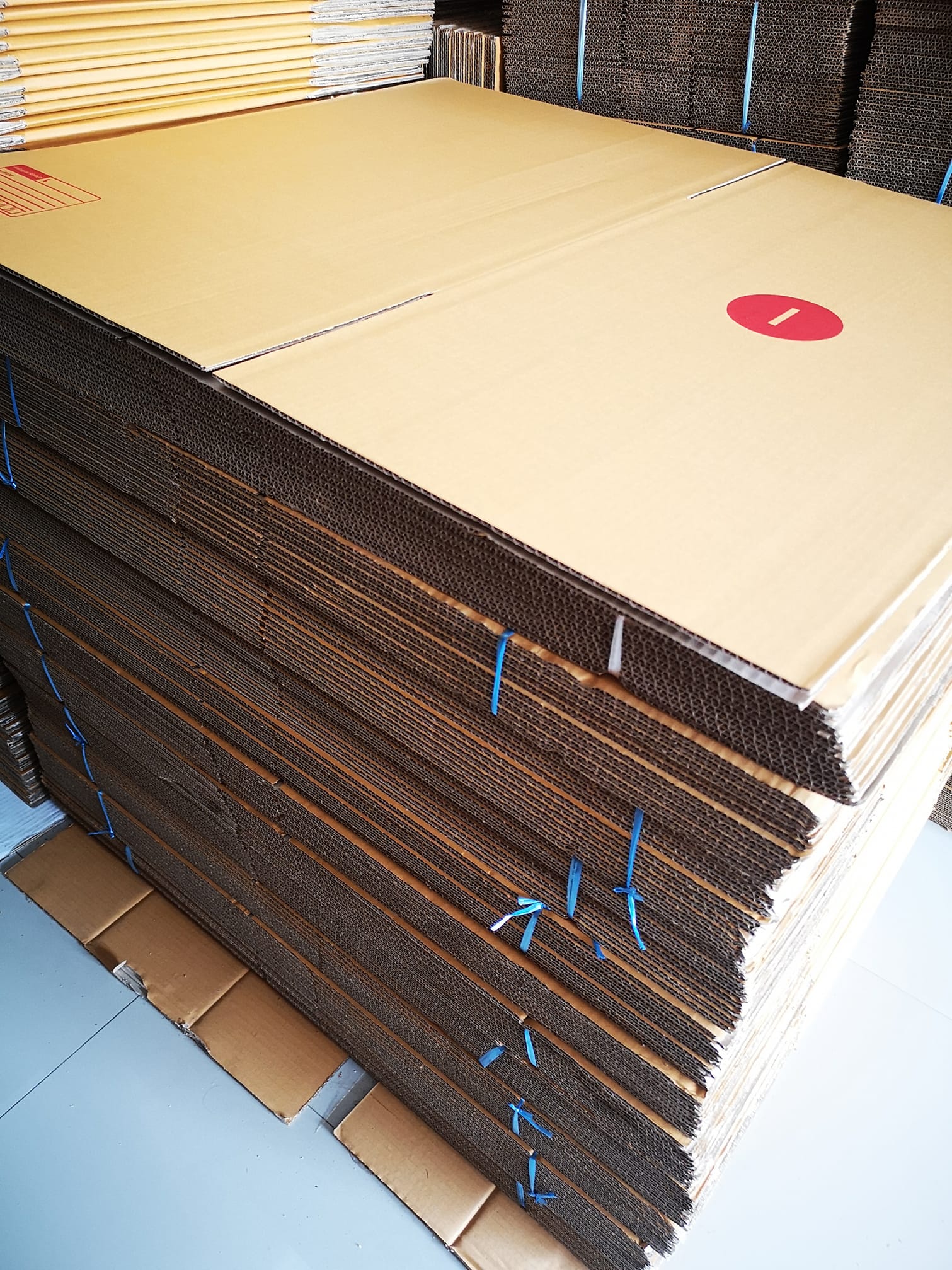 เตรียมของรอลูกค้าม... - TT Box กล่องคลองหลวง กล่องพัสดุราคาถูก