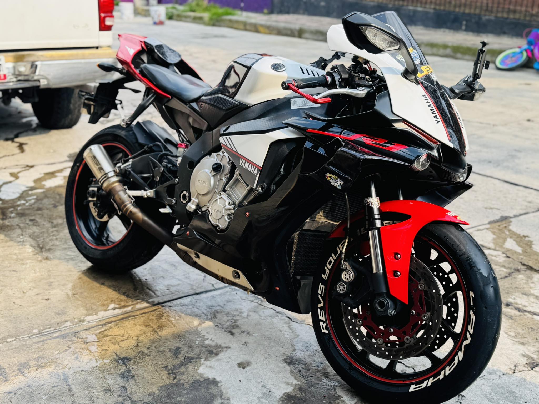 Espero no ofender a nadie. Algún cambio por esta Yamaha R1 mod 2016 ...