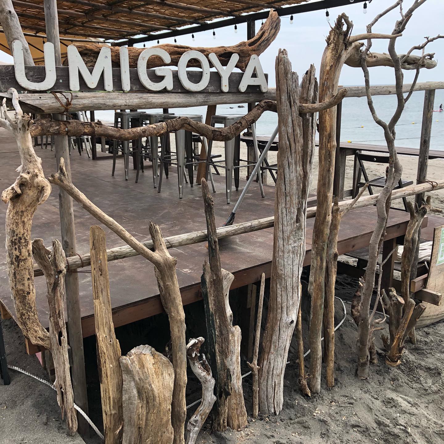 流木│五島列島 （UMIGOYAエントランスをみんなで集めた流木でナカジ 