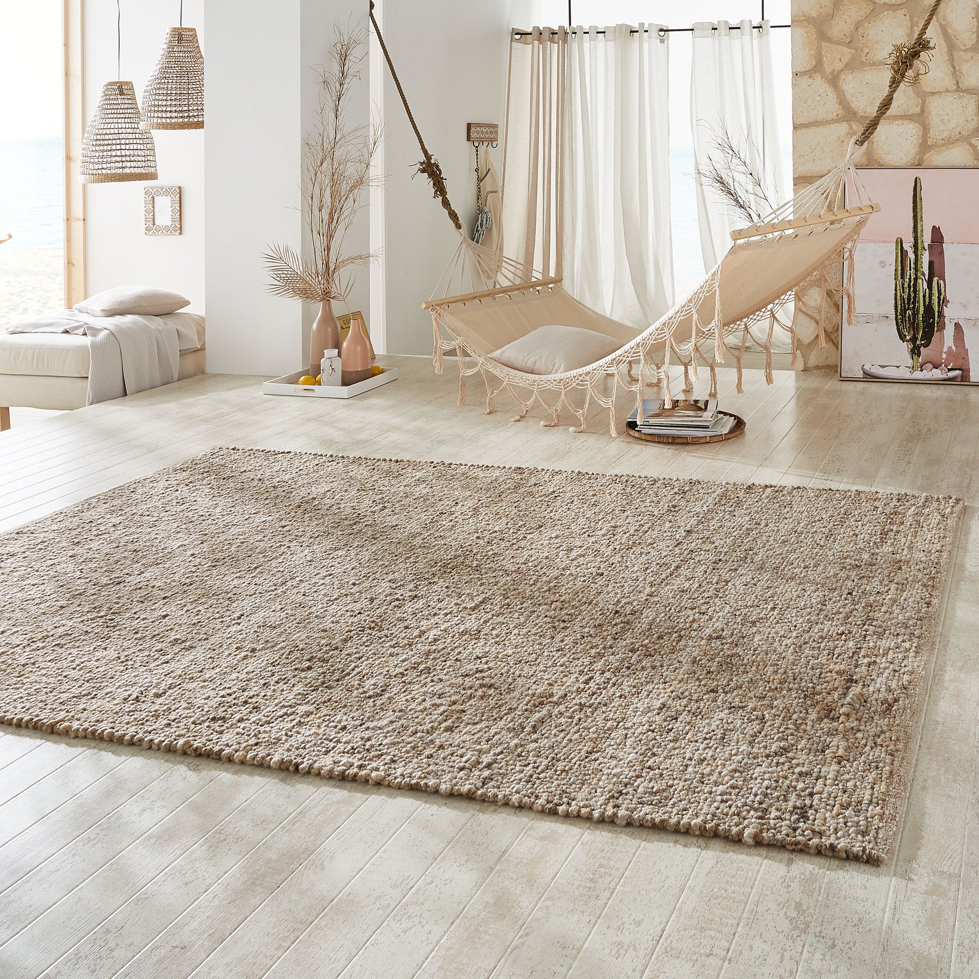 Unser Handweb-Teppich HILLSAND aus 72% Schurwolle vervollständigt eure Einrichtung durch das natürliche Flair! HILLSAND passt super unter Sitzgruppen und Sofas 🛋. Jetzt shoppen ➡️ http://bit.ly/FBK