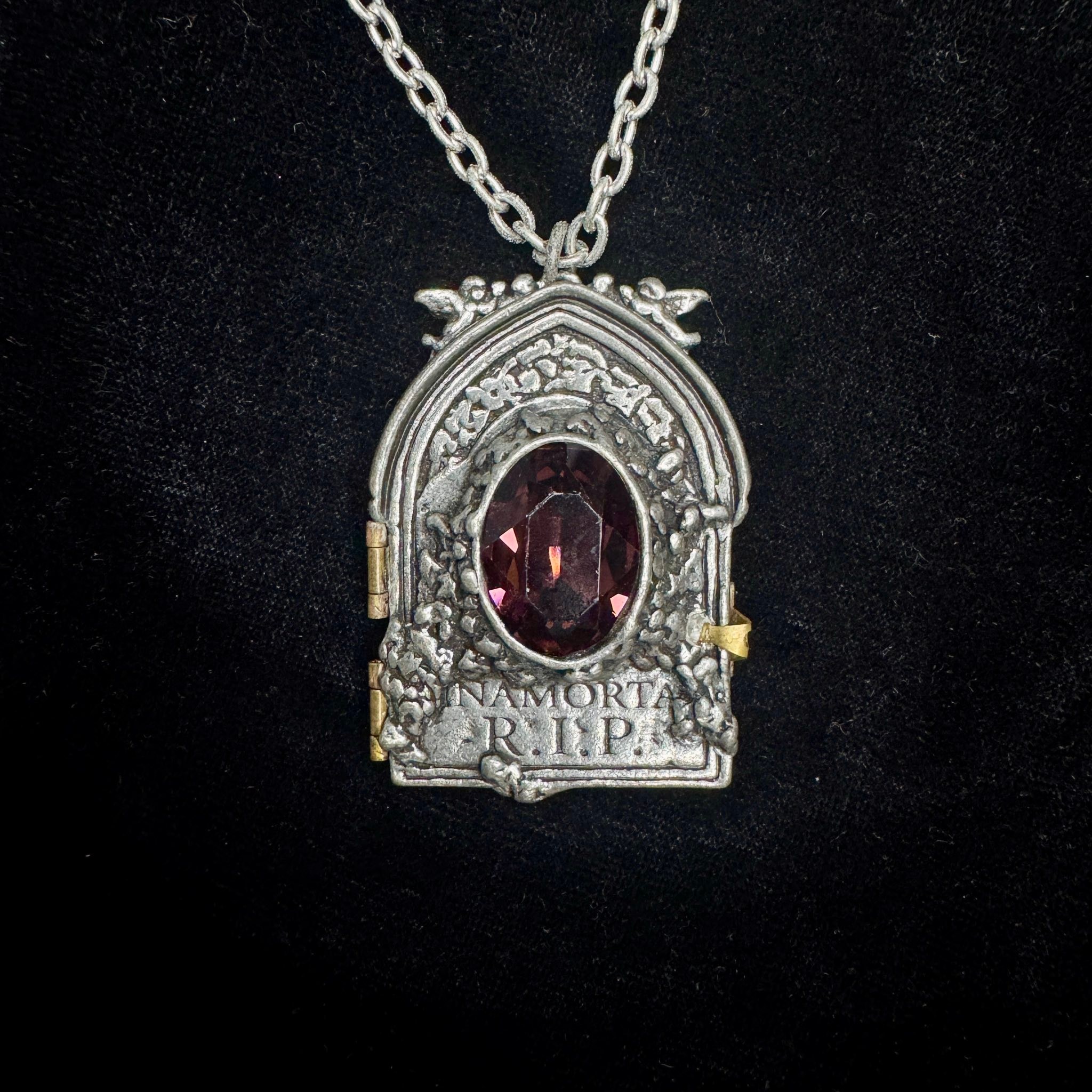 P465 - Gravestone Locket. 《墓碑盒子》 官方描述： Classic 