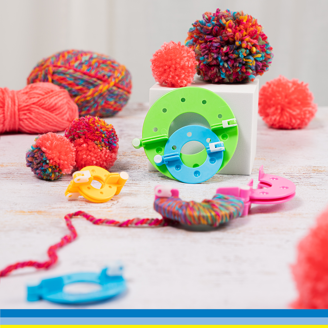 Habt ihr schon mal PomPoms selbst gebastelt? 😮 Falls ihr nicht so der Basteltyp seid: Ihr könnt die PomPoms bei uns auch fertig kaufen 🤭 Bastelartikel ab 0,55€!
