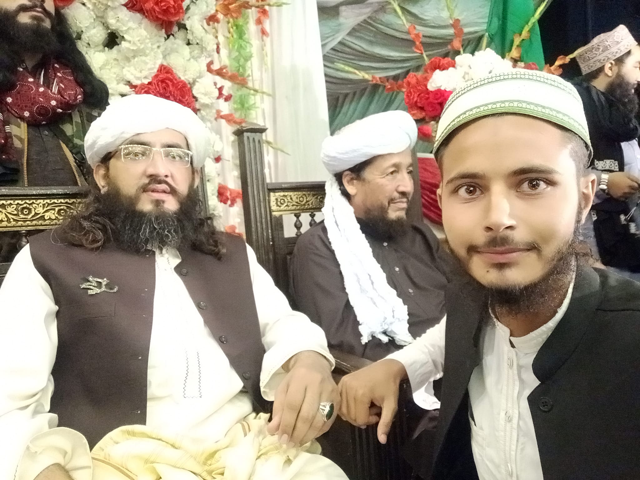 سرہ خپہ (یعنی سرخ پٹی) جوکہ بانڈہ اور سَپَرے کو الگ کرتا ہے ، کہتے ہیں ...