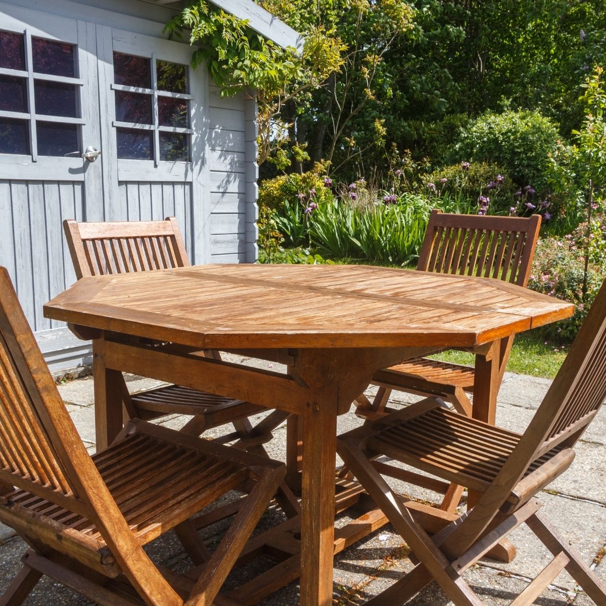 Outdoormöbel zum WOW-Preis -- Bei Jawoll gibt es in deinem nächsten Markt tolle Outdoormöbel aus Holz 🪑. Ob kompakt für den Balkon oder ausladend für den Garten