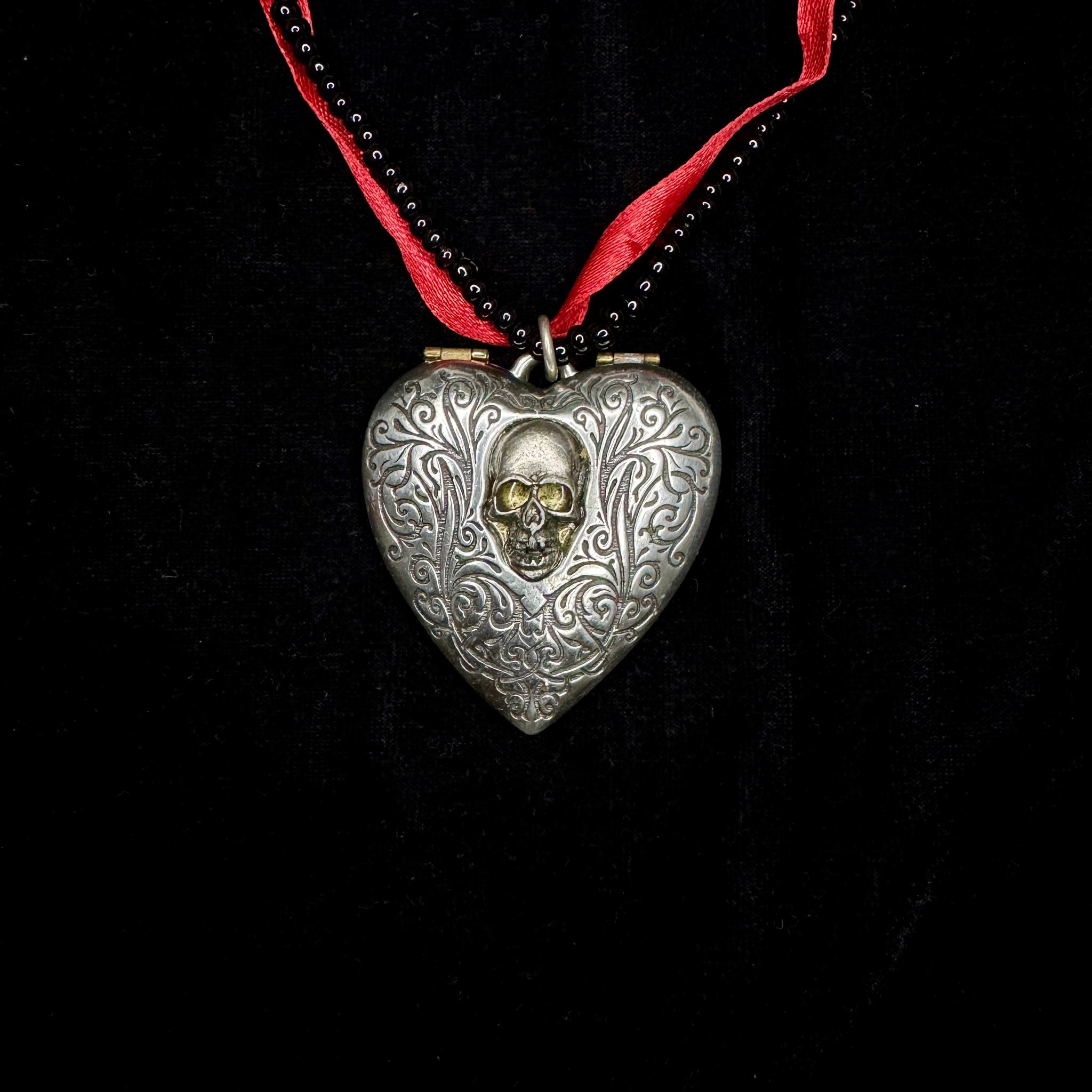 P496 - The Reliquary Heart Locket. 《心形圣骨匣》 官方描述： An 