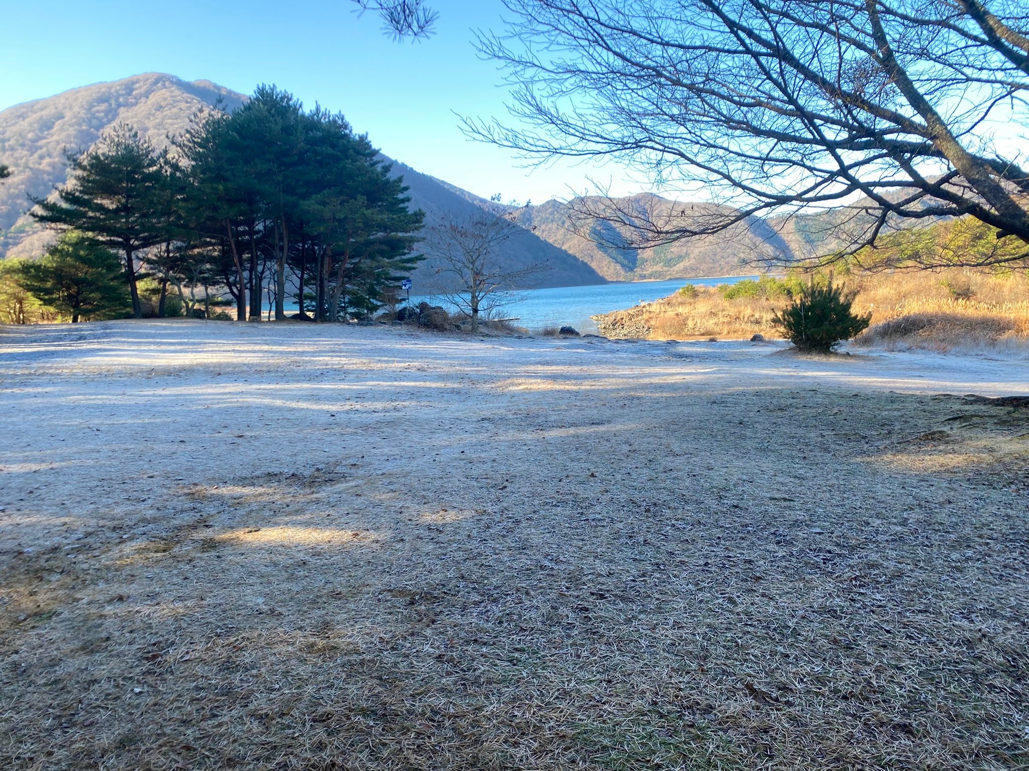いつもの本栖湖。 12月になって、気温が冬らしくなってきました