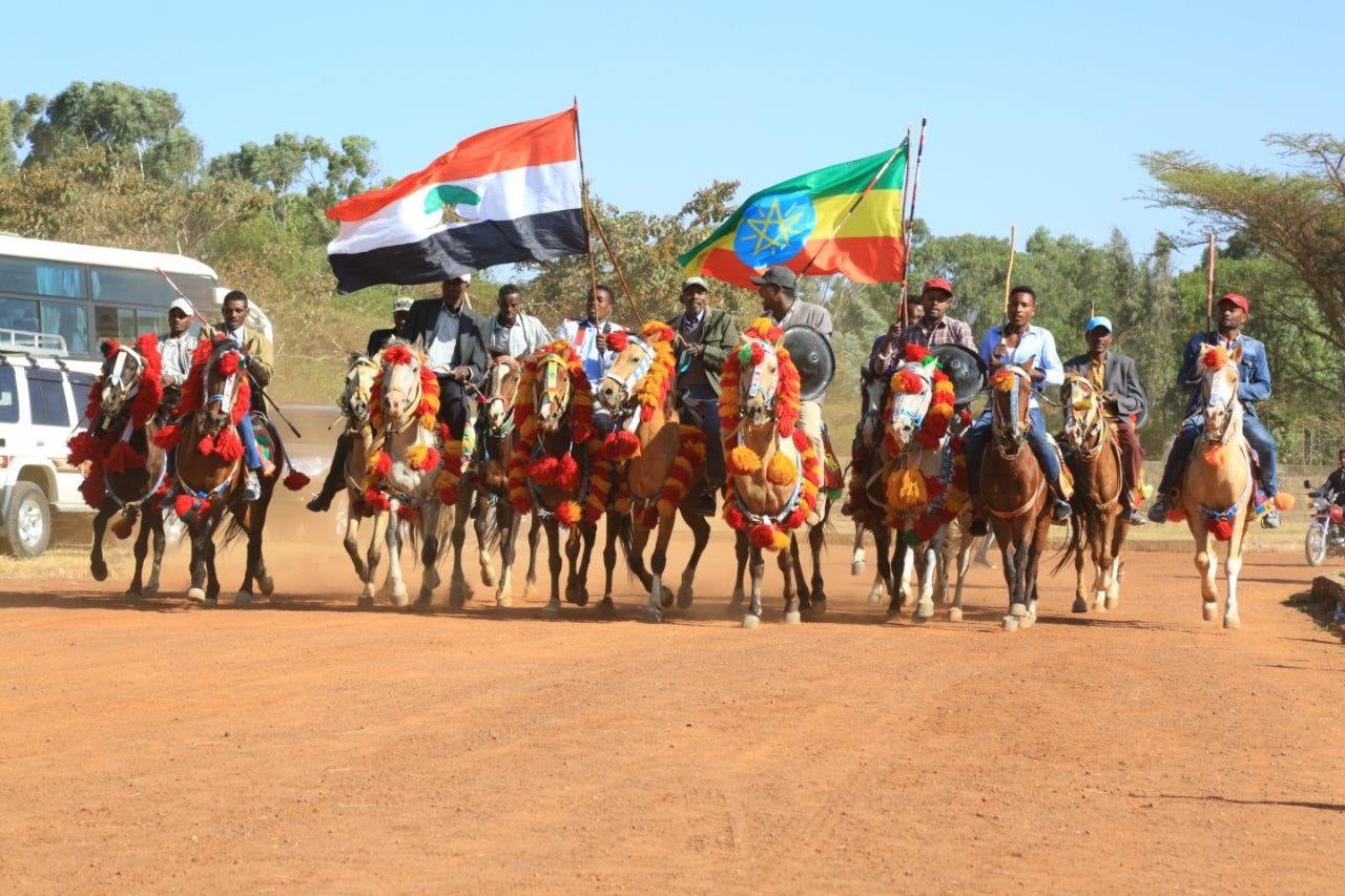 በአምቦ ከተማ ነዋሪዎች ለጠቅላይ... - Ethiopian Broadcasting Corporation