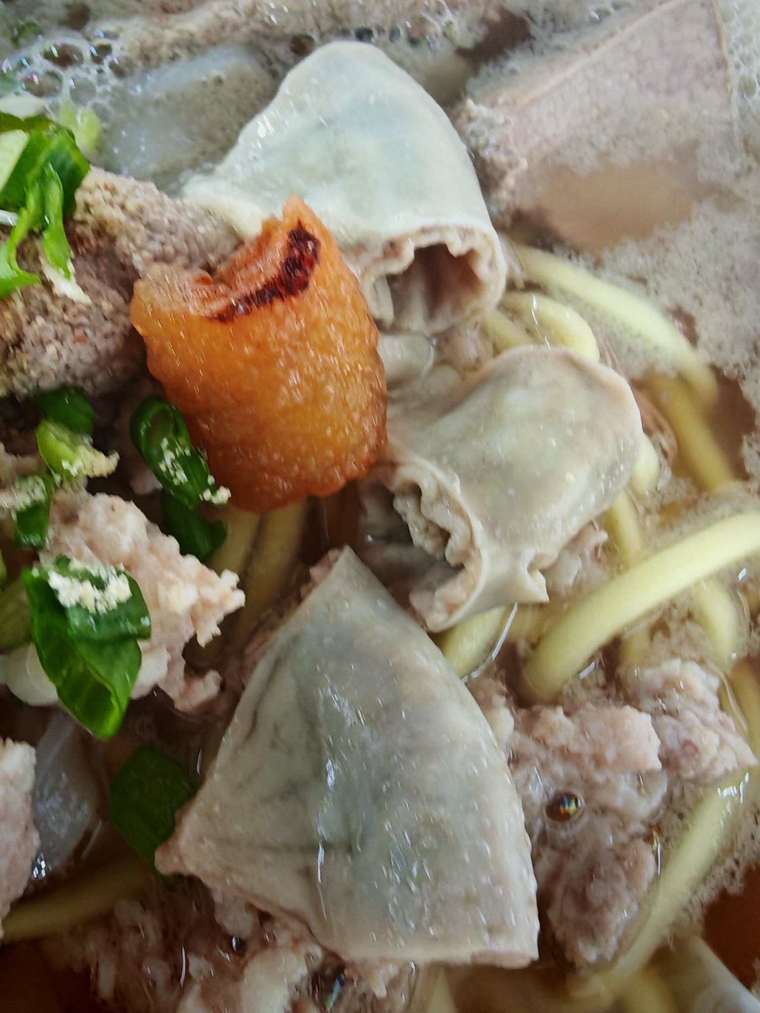吃的平台 | 想吃古楼猪肉粉，因此先到皇后四楼三十四座，因为太想念他的；你条粉肠、猪润、肉丸、肉碎和汤头，然后才吃... | Facebook