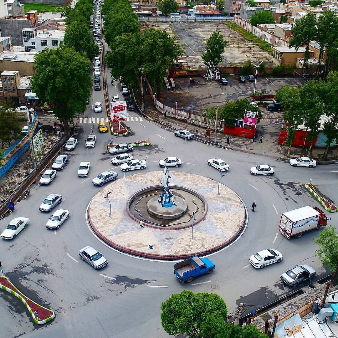 شهرستان خوی - . نمایی از میدان معلم (همون دلفین های... | Facebook
